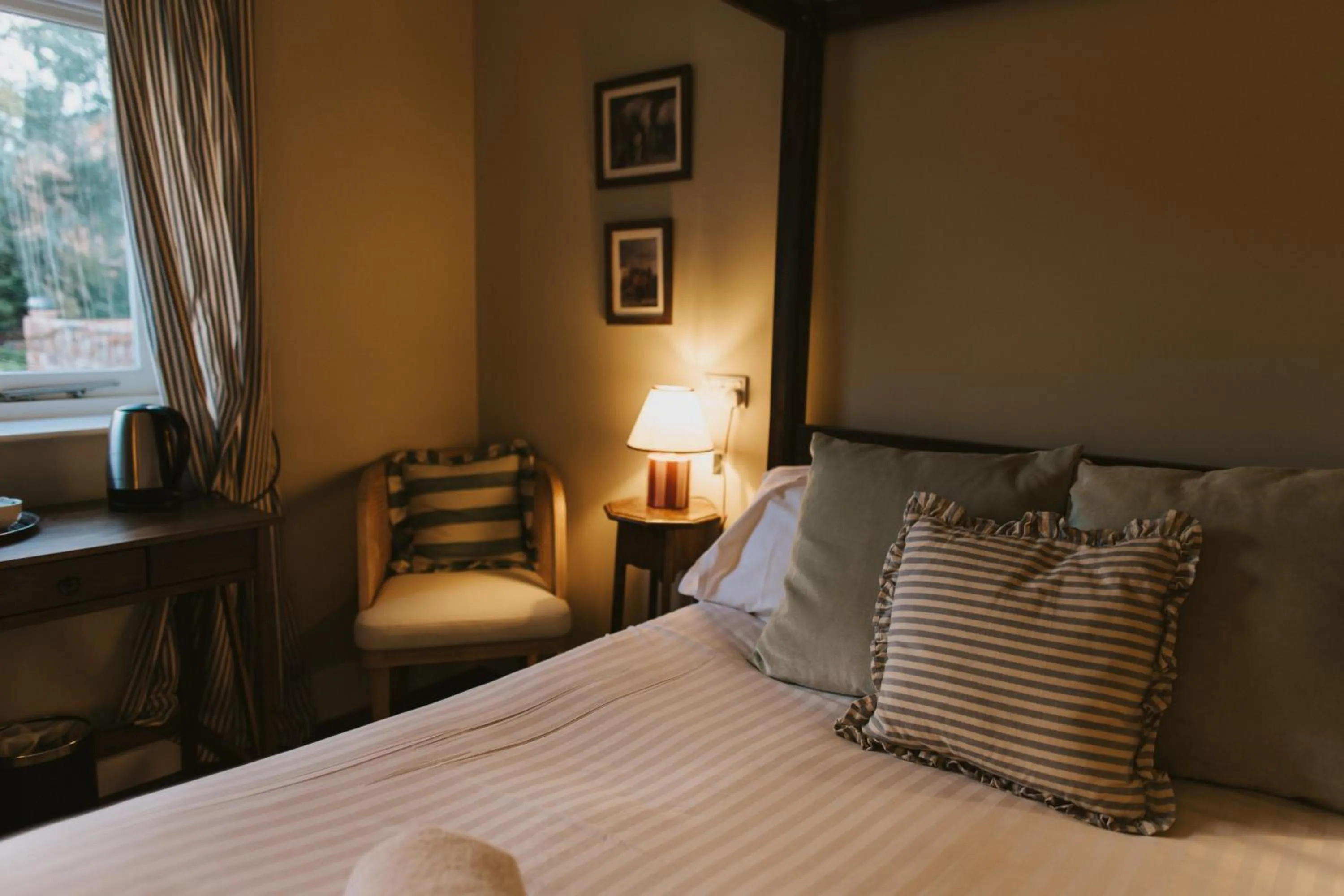 Property building, Bed in Healing Manor Hotel