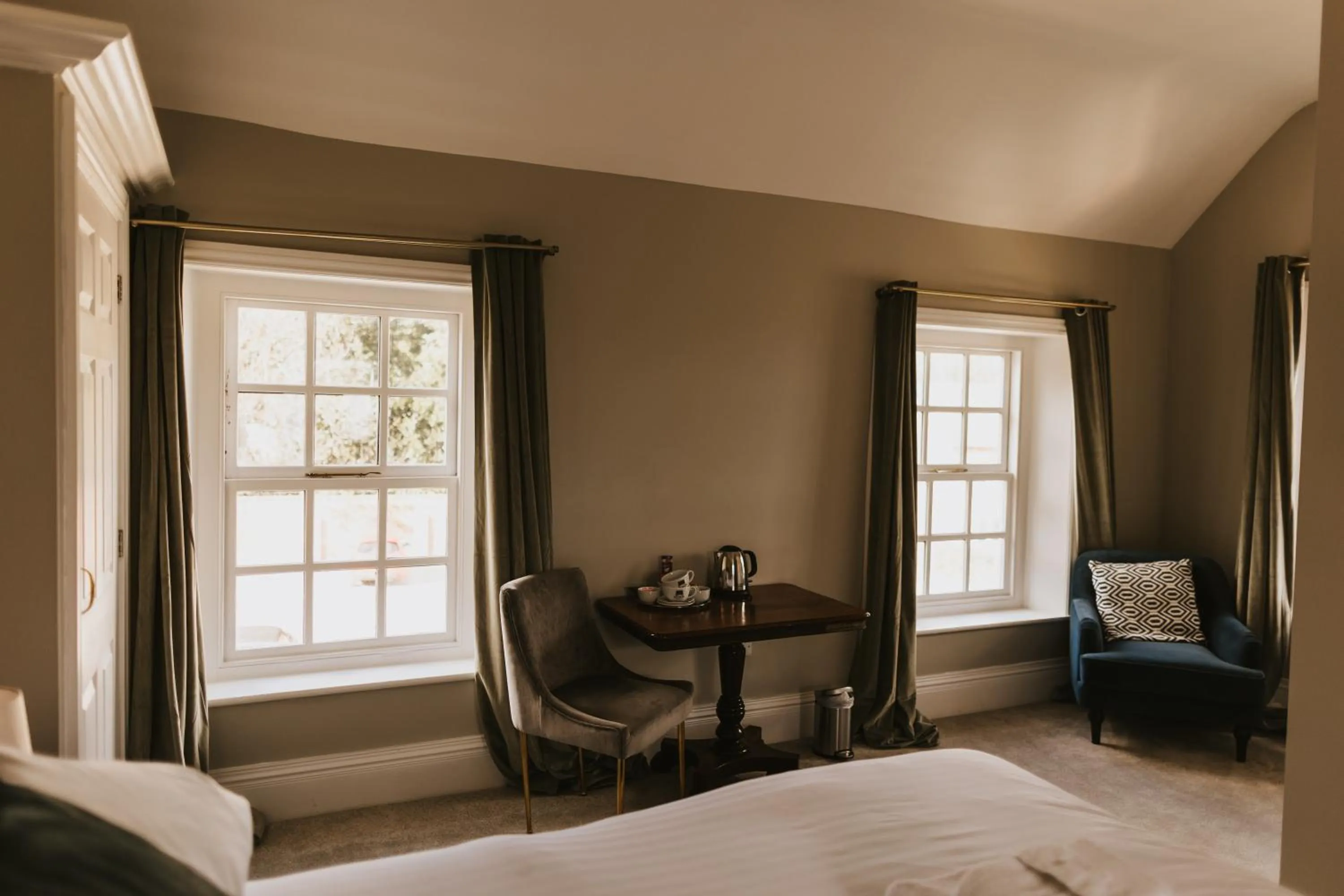 Bed in Healing Manor Hotel