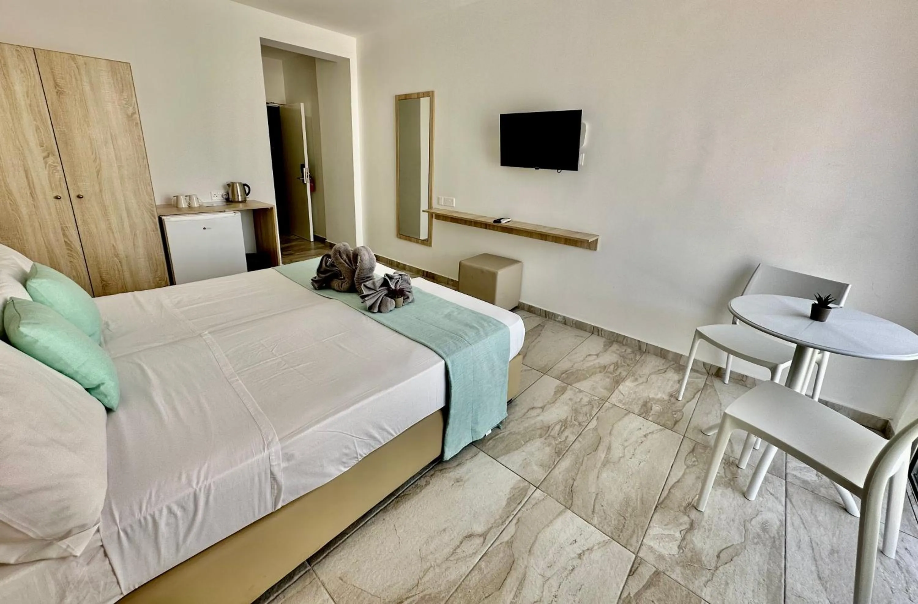 TV and multimedia, Bed in Sun Plaza Suites - Adults Only