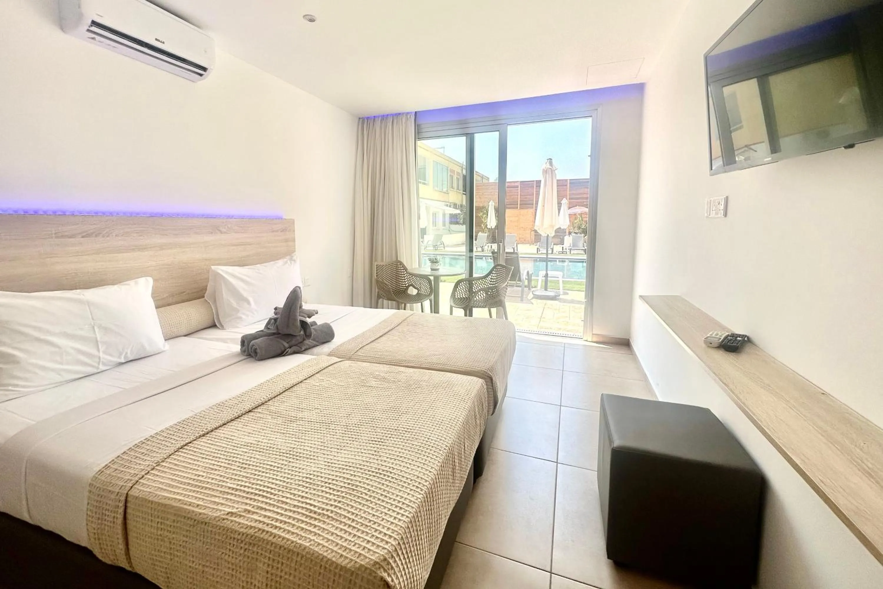 Bed in Sun Plaza Suites - Adults Only