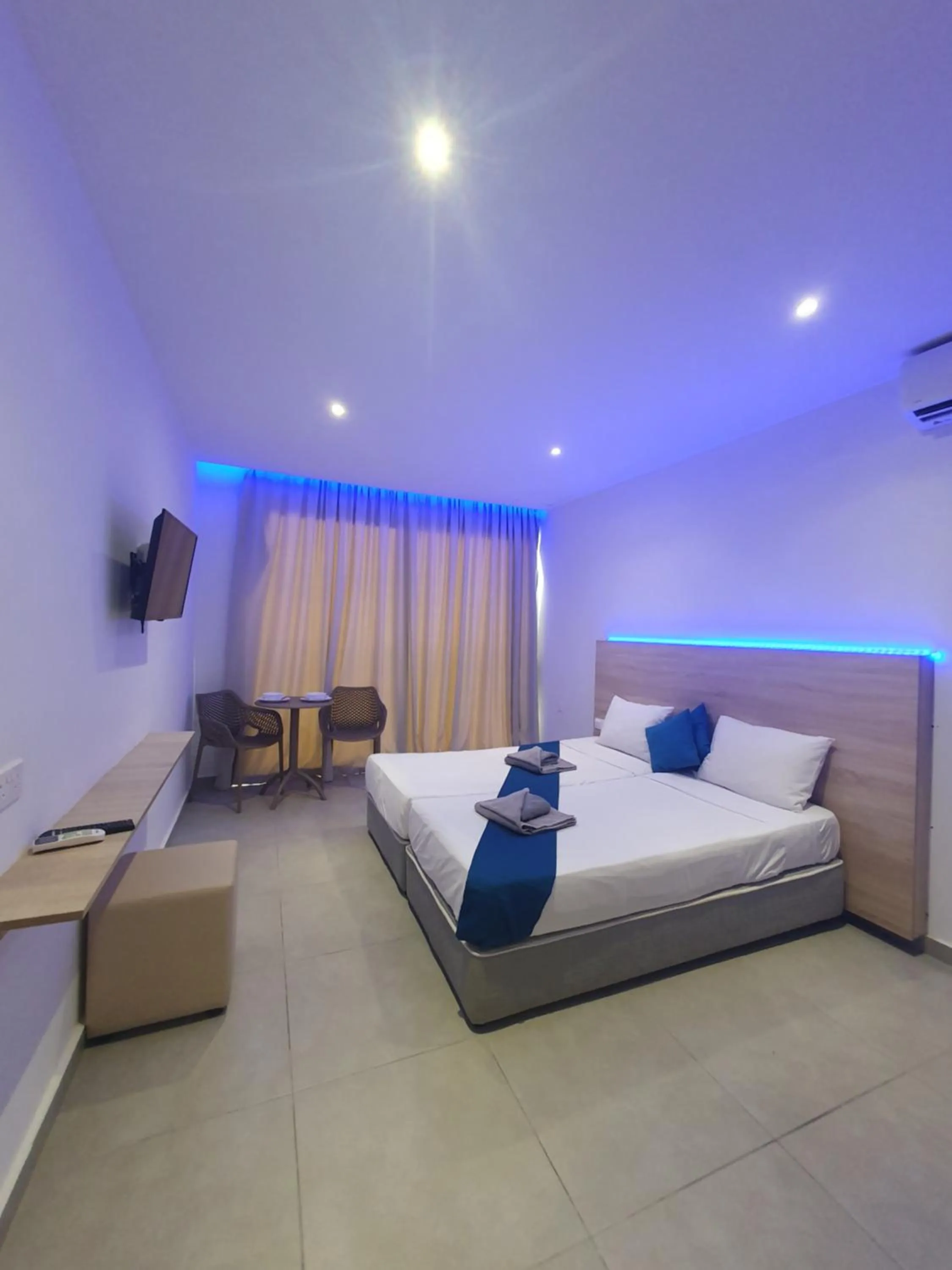 TV and multimedia, Bed in Sun Plaza Suites - Adults Only