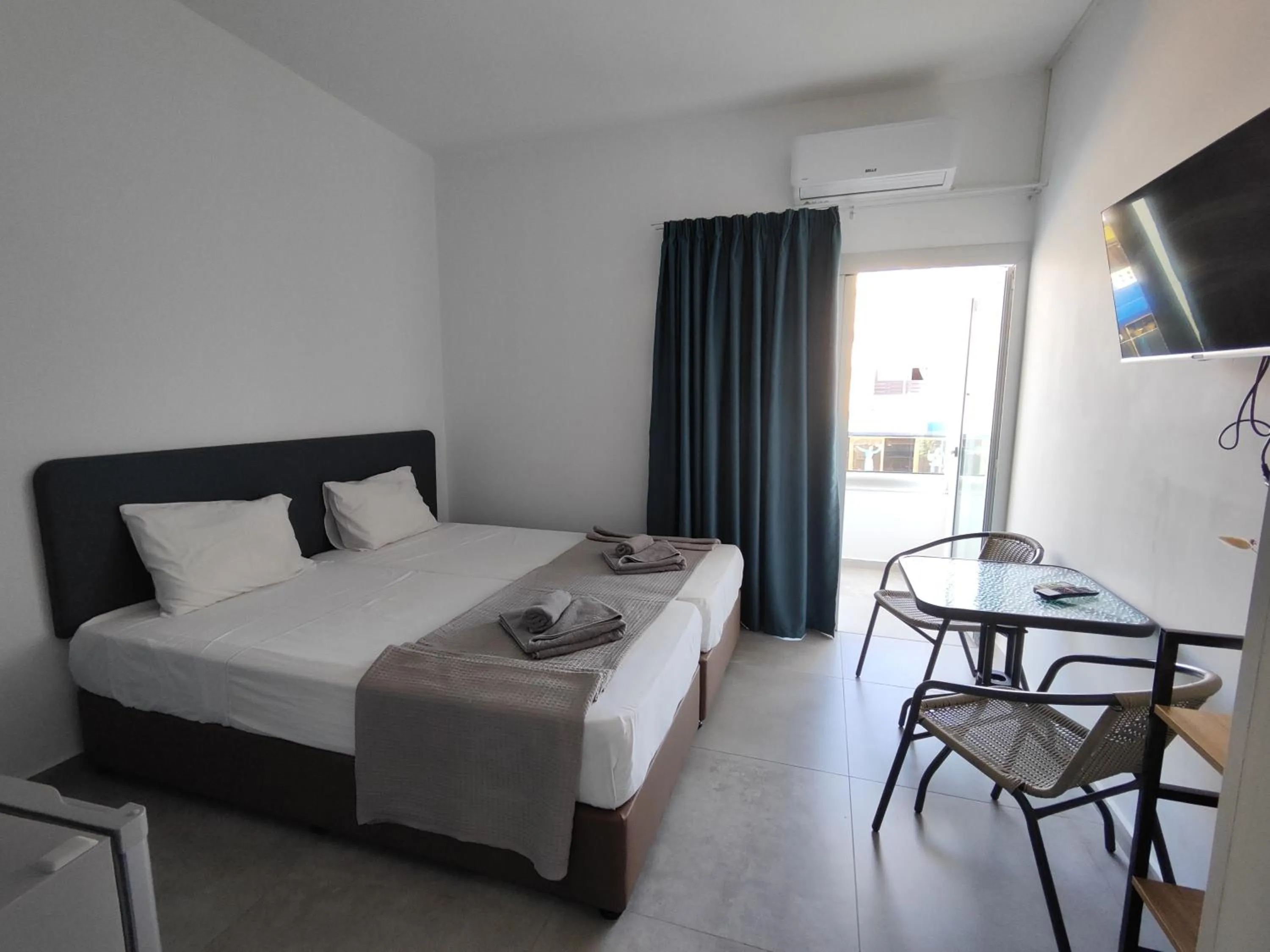 Bed in Sun Plaza Suites - Adults Only