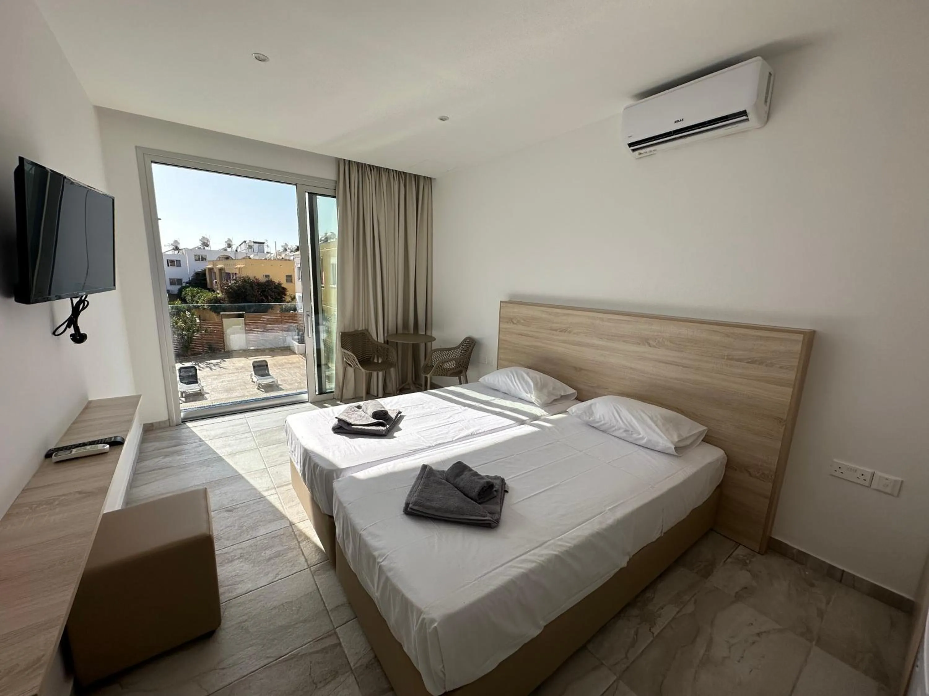 Bed in Sun Plaza Suites - Adults Only