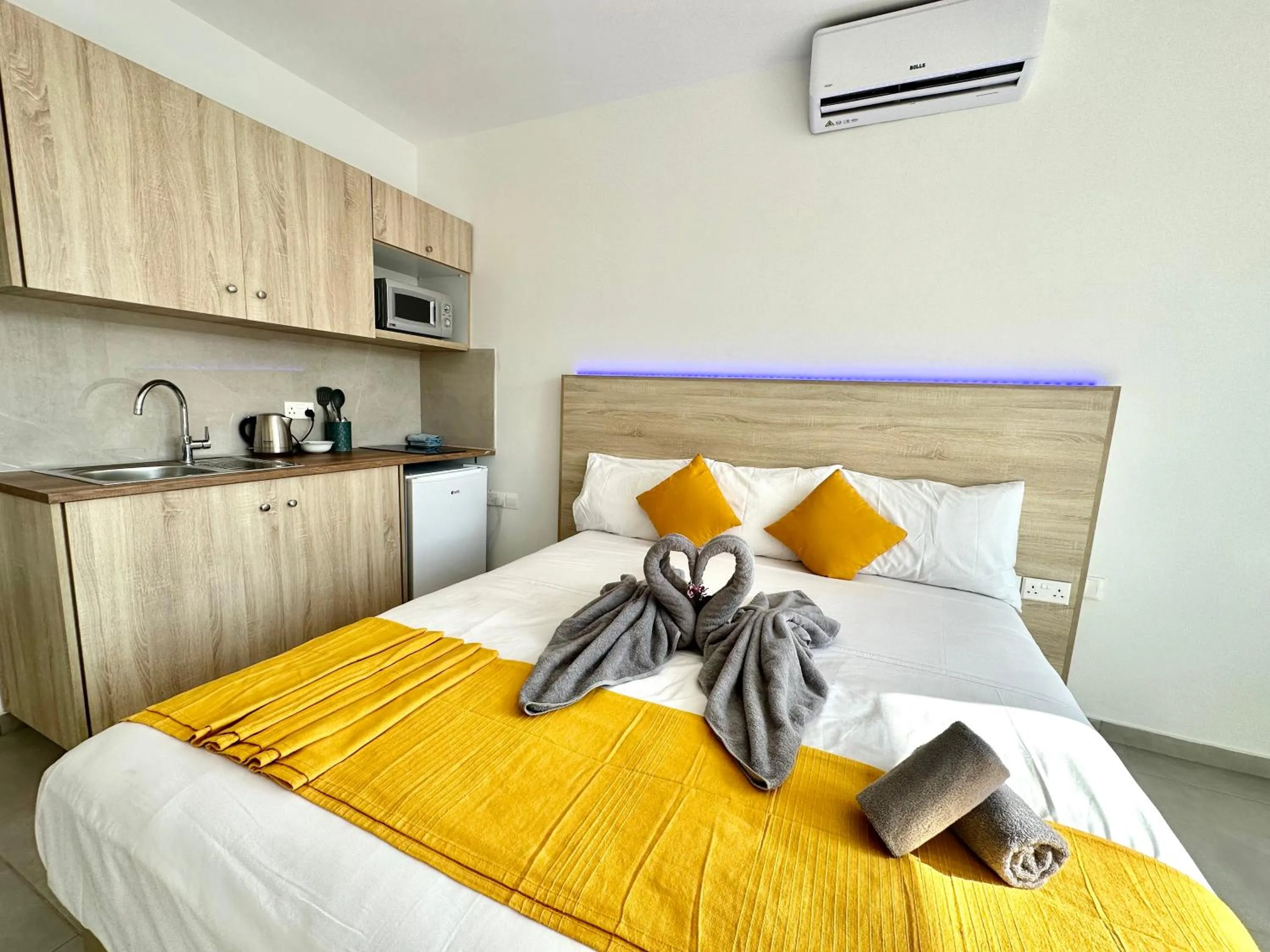 Bed in Sun Plaza Suites - Adults Only