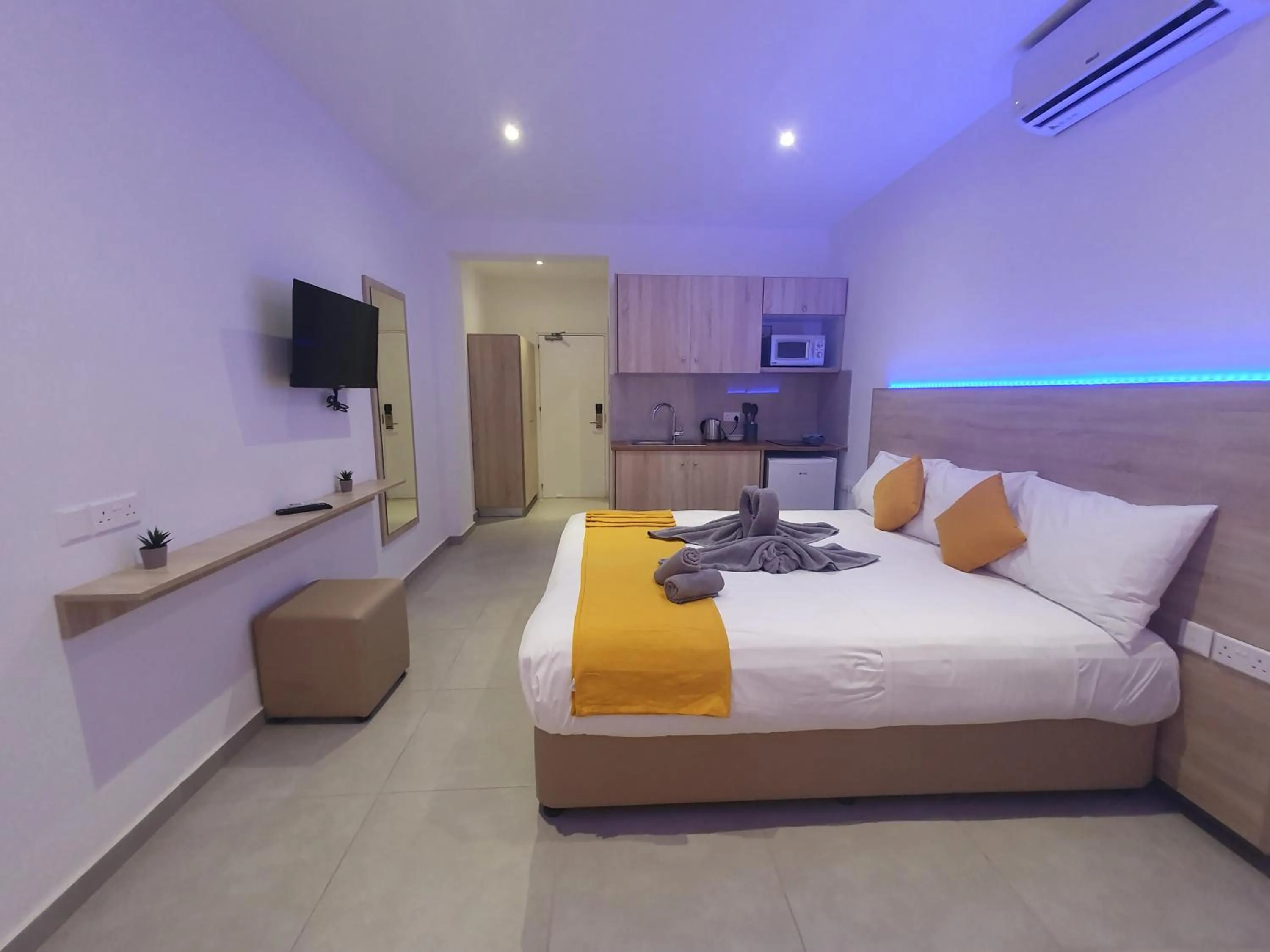 Bed in Sun Plaza Suites - Adults Only