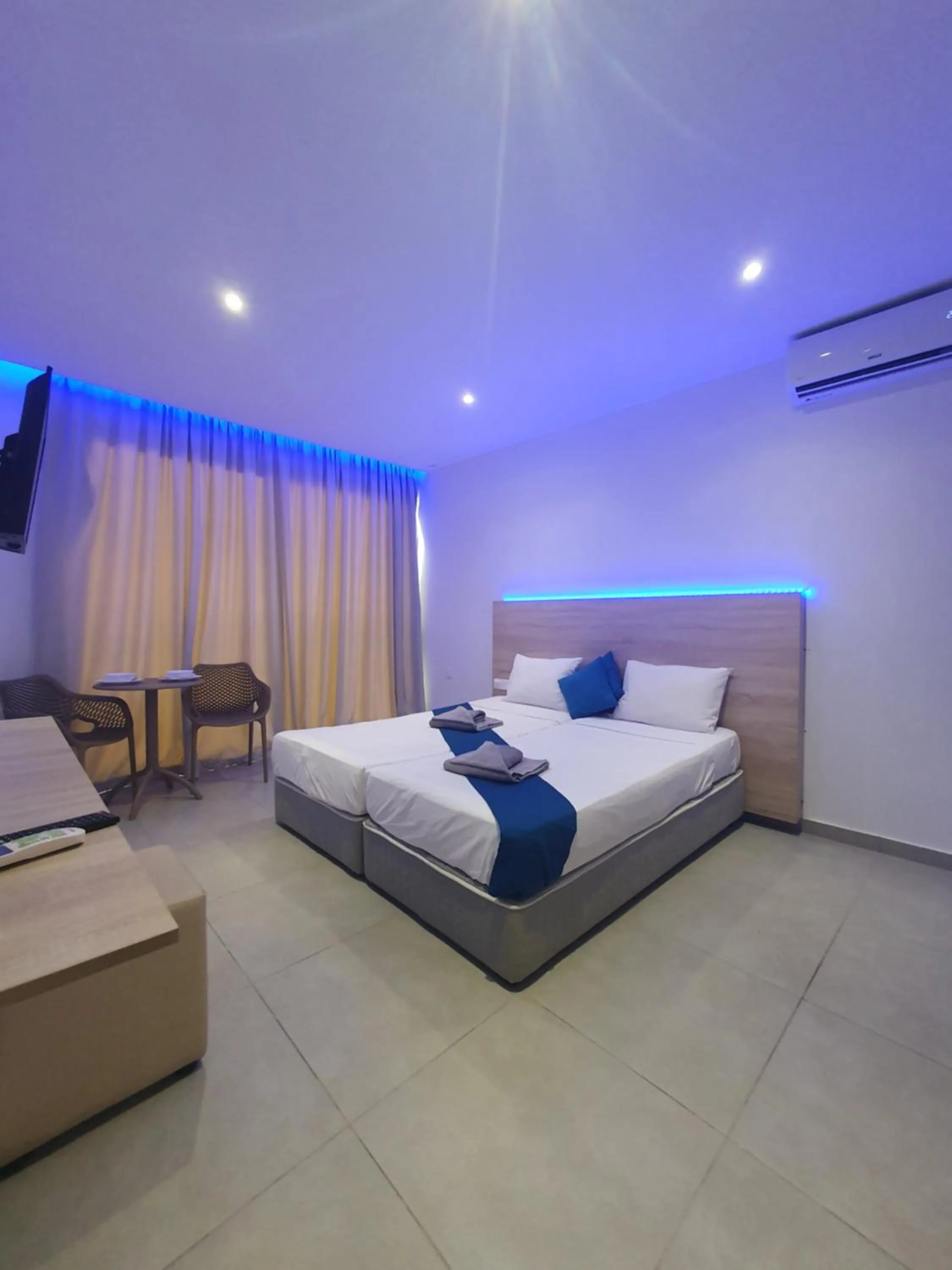 TV and multimedia, Bed in Sun Plaza Suites - Adults Only