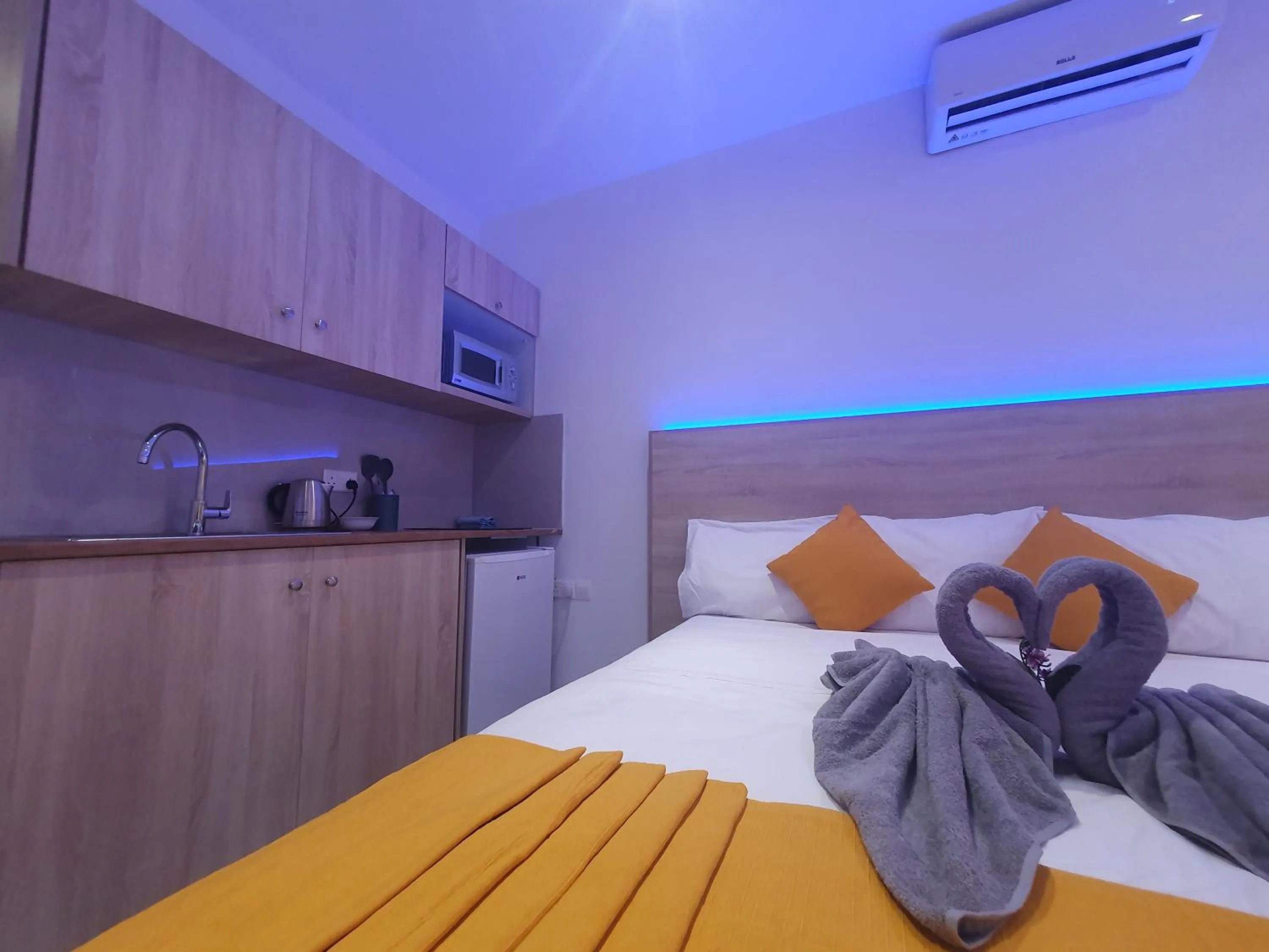 Bed in Sun Plaza Suites - Adults Only