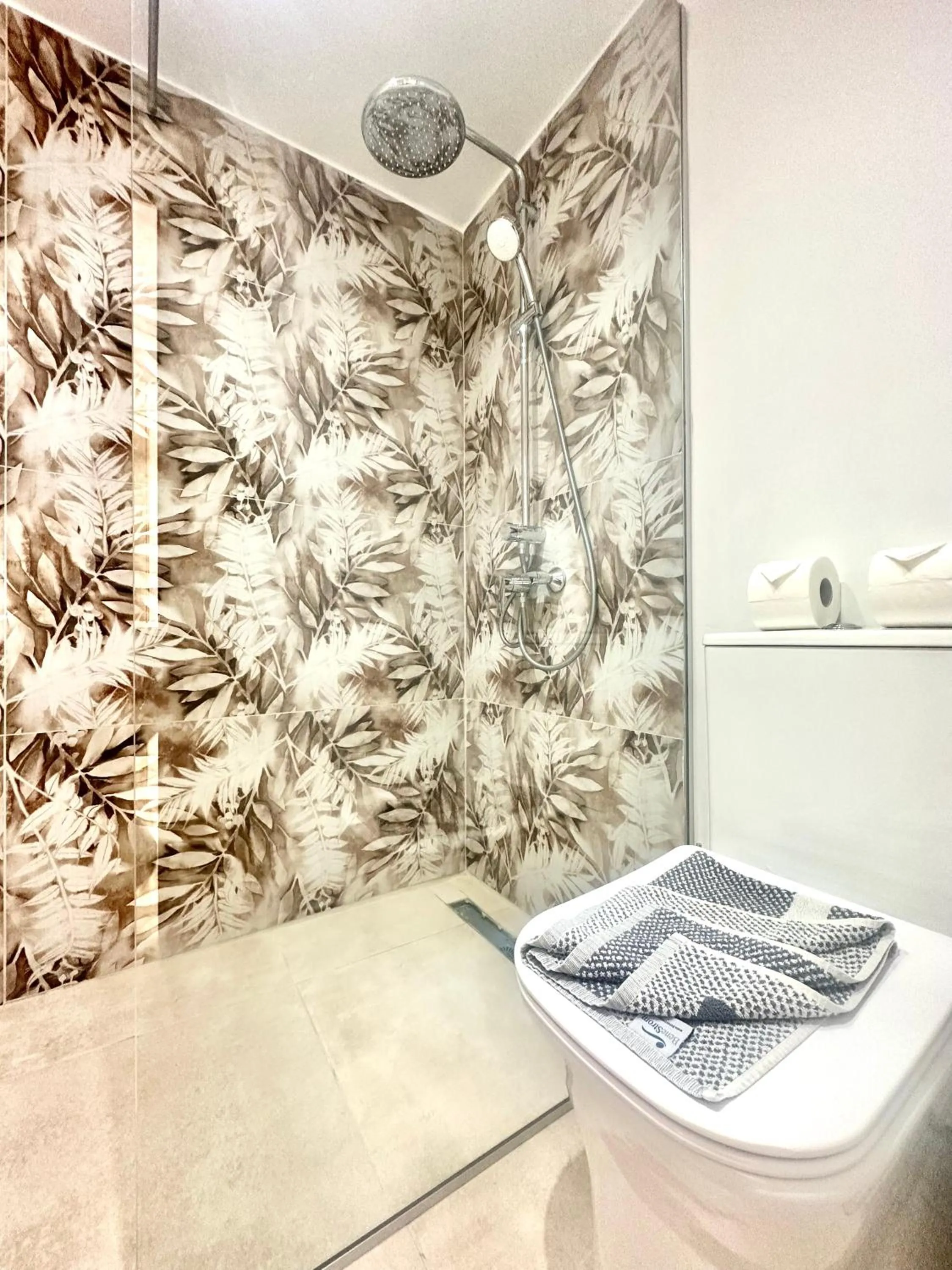 Shower in Sun Plaza Suites - Adults Only