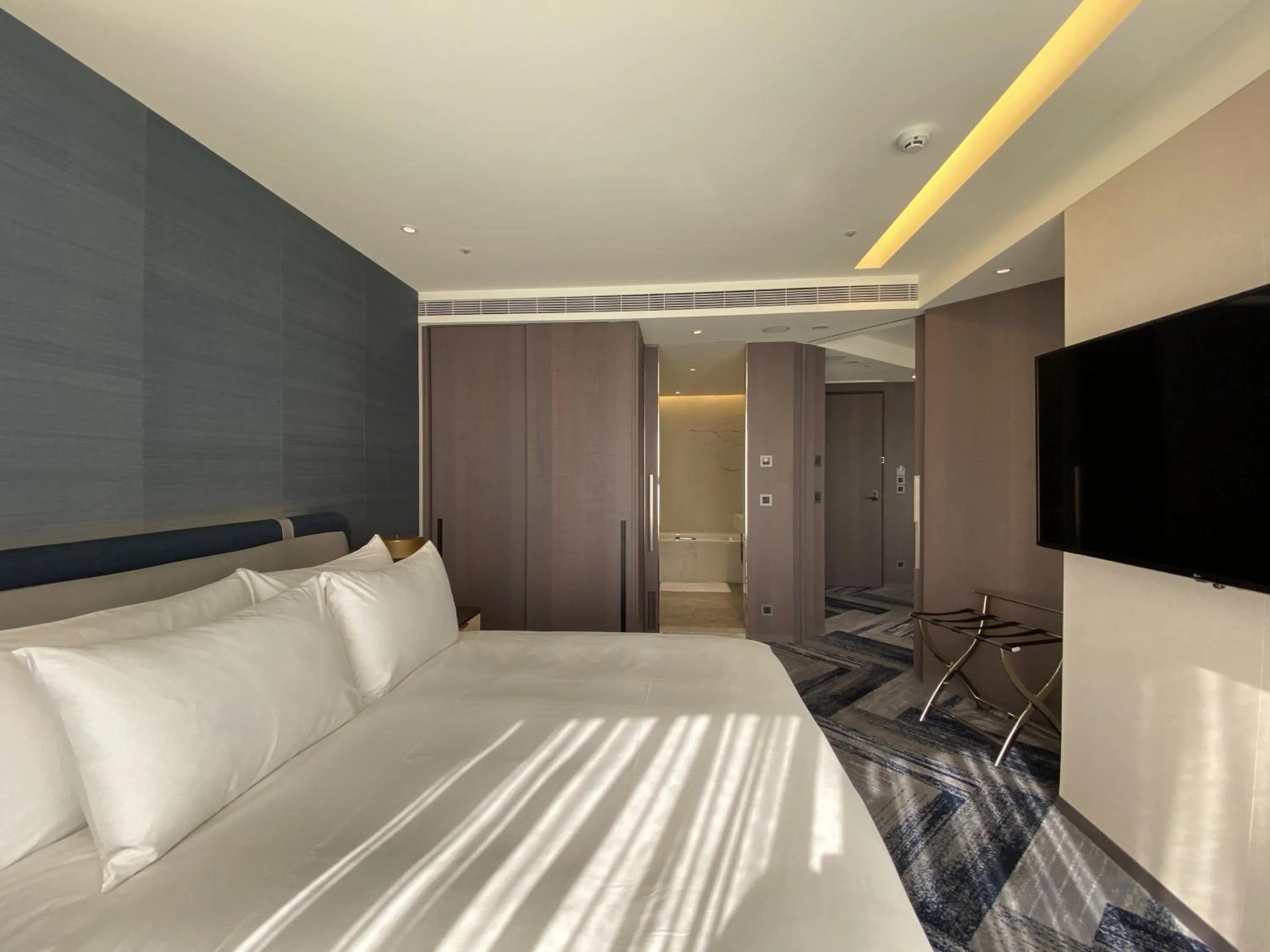 Bedroom, Bed in Monarch Plaza Hotel