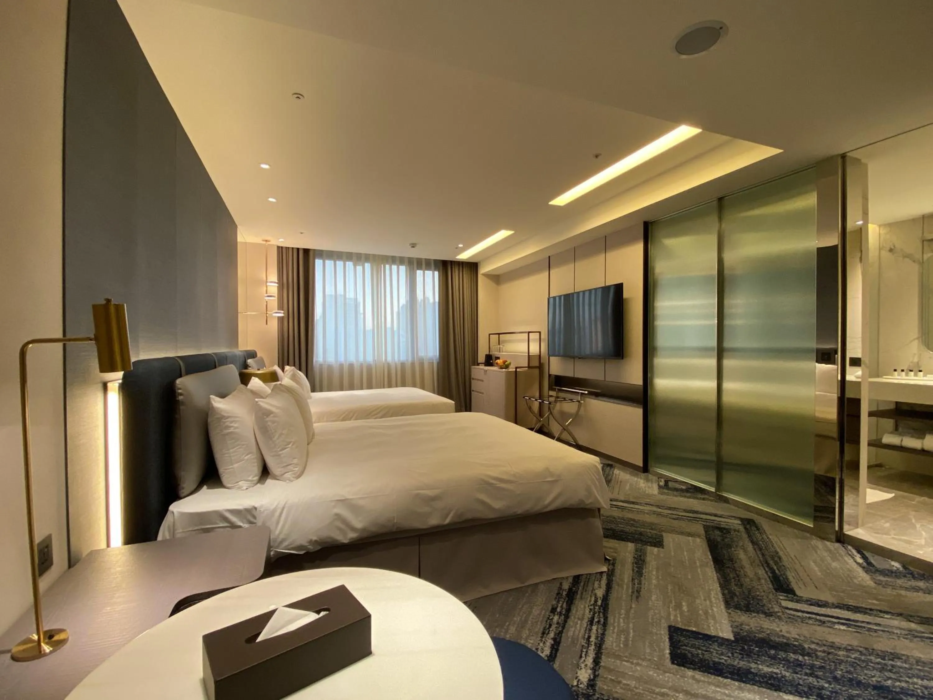 TV and multimedia, Bed in Monarch Plaza Hotel