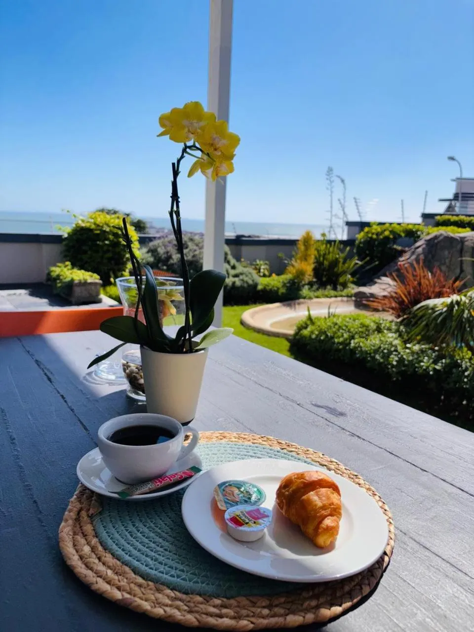 Breakfast in Sir Roys at the Sea