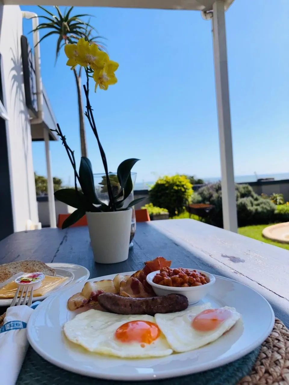 Breakfast in Sir Roys at the Sea