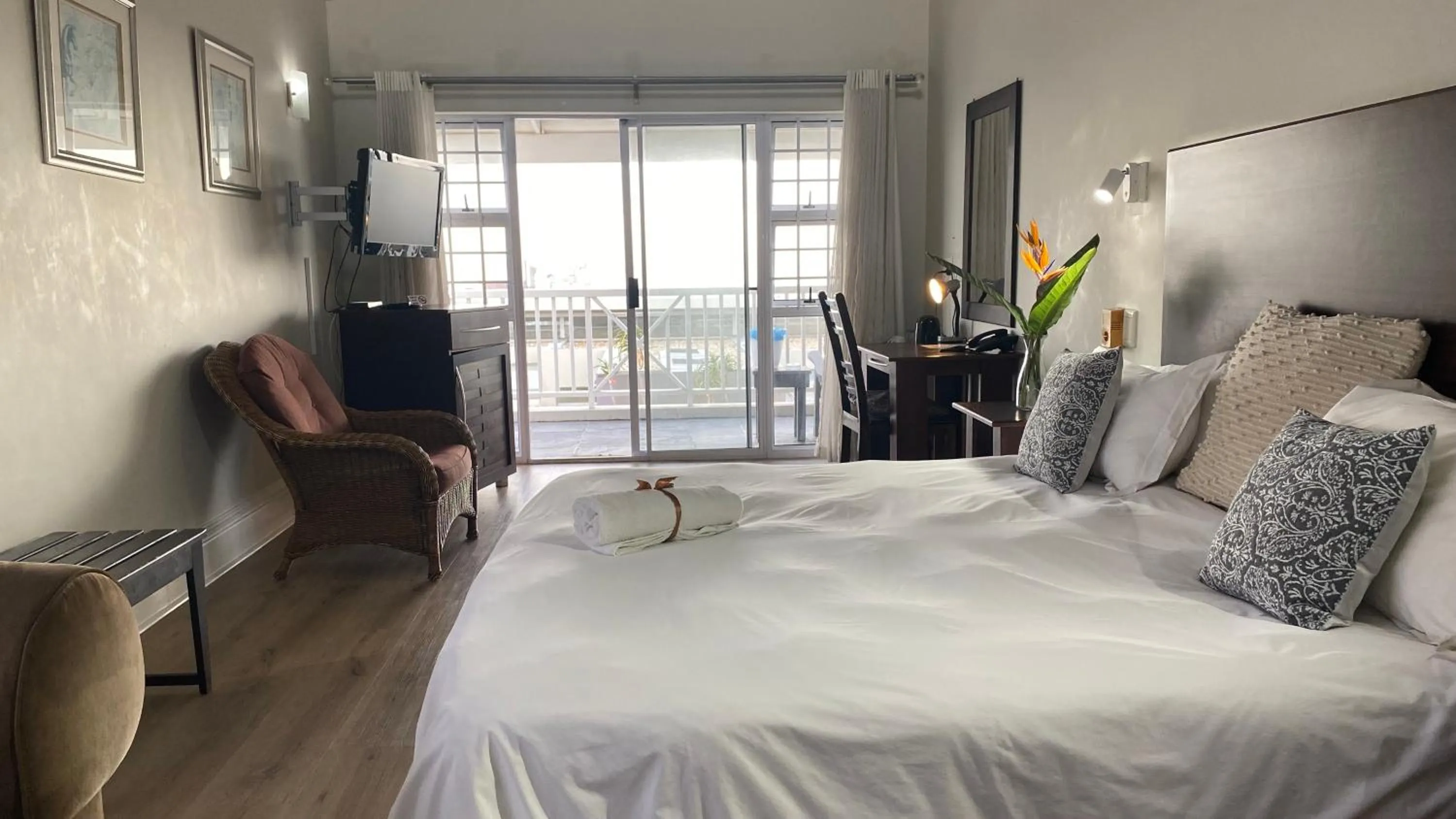 Photo of the whole room, Bed in Sir Roys at the Sea