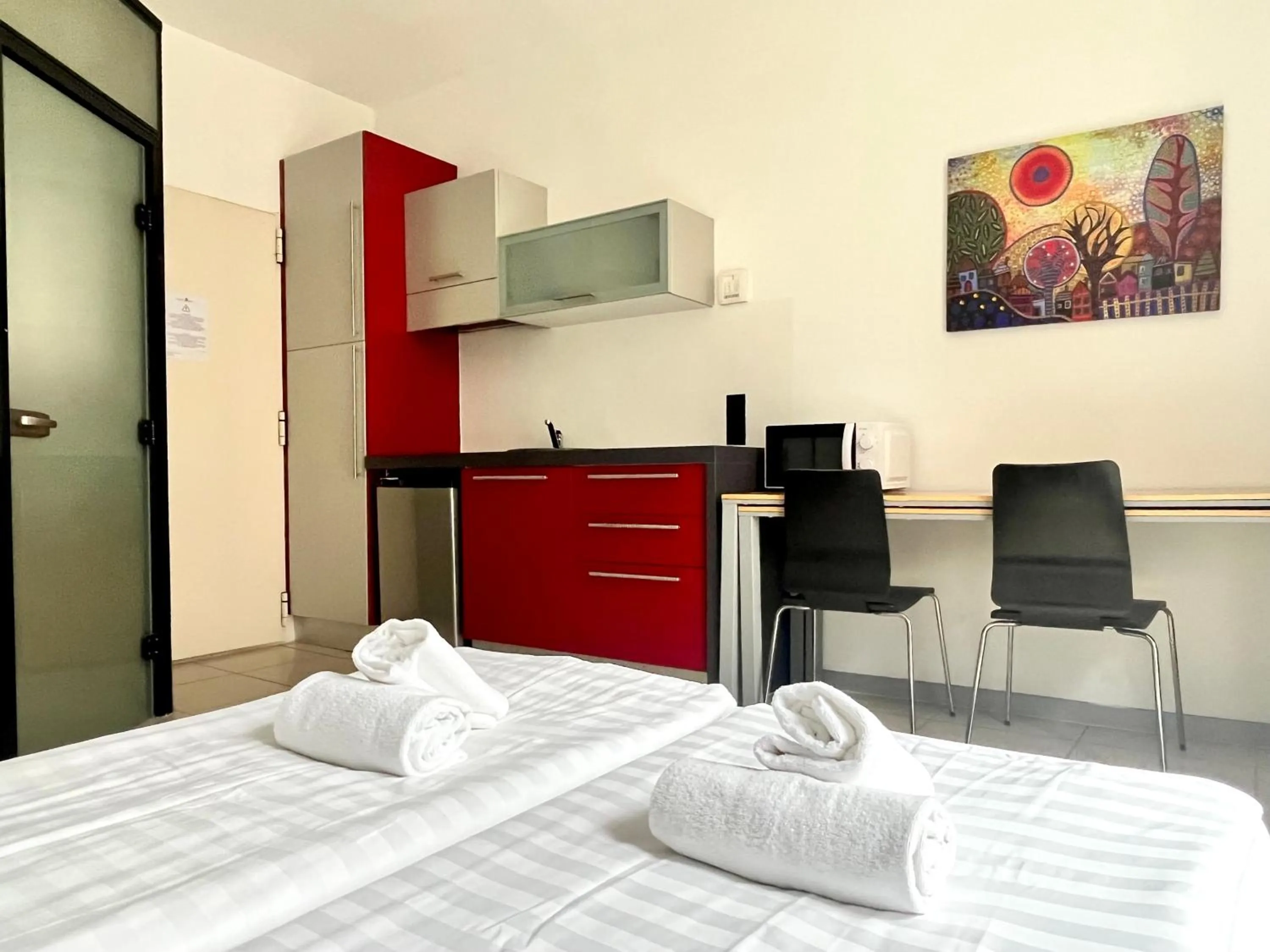 Kitchen or kitchenette, Bed in GuestHouse University by LR - self check in