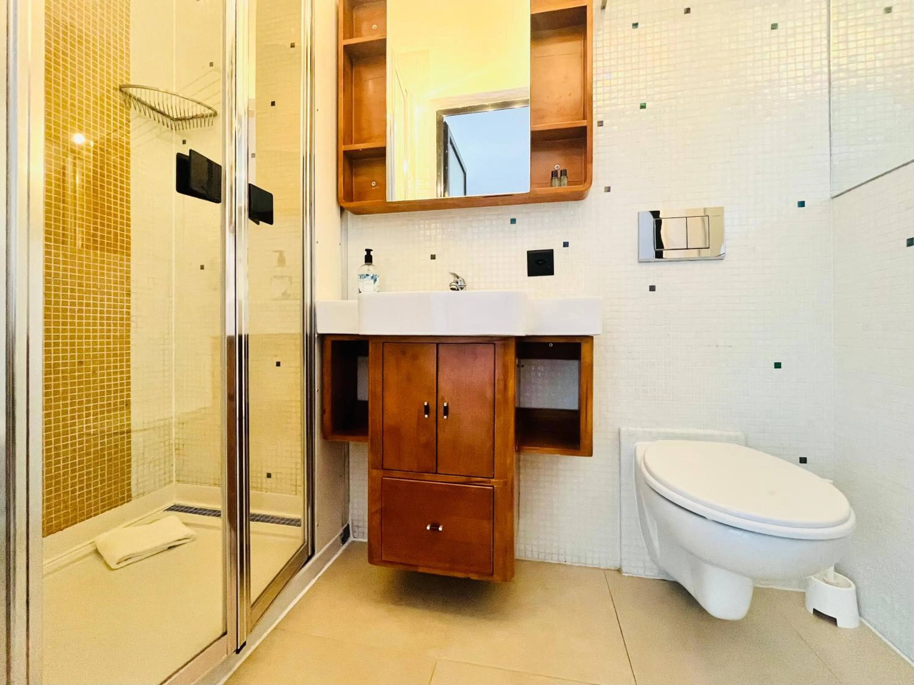 Shower in GuestHouse University by LR - self check in