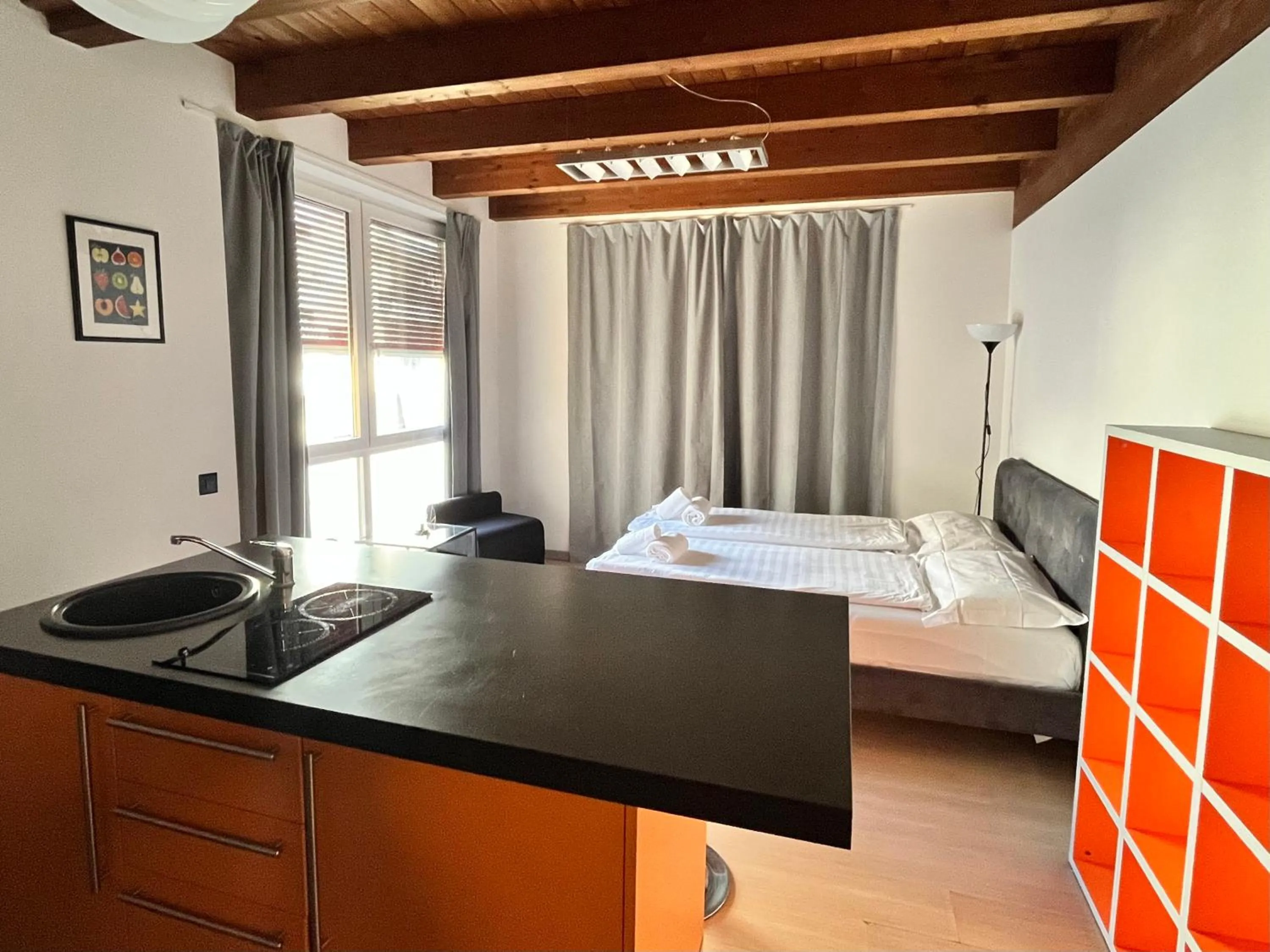 Photo of the whole room, Bed in GuestHouse University by LR - self check in