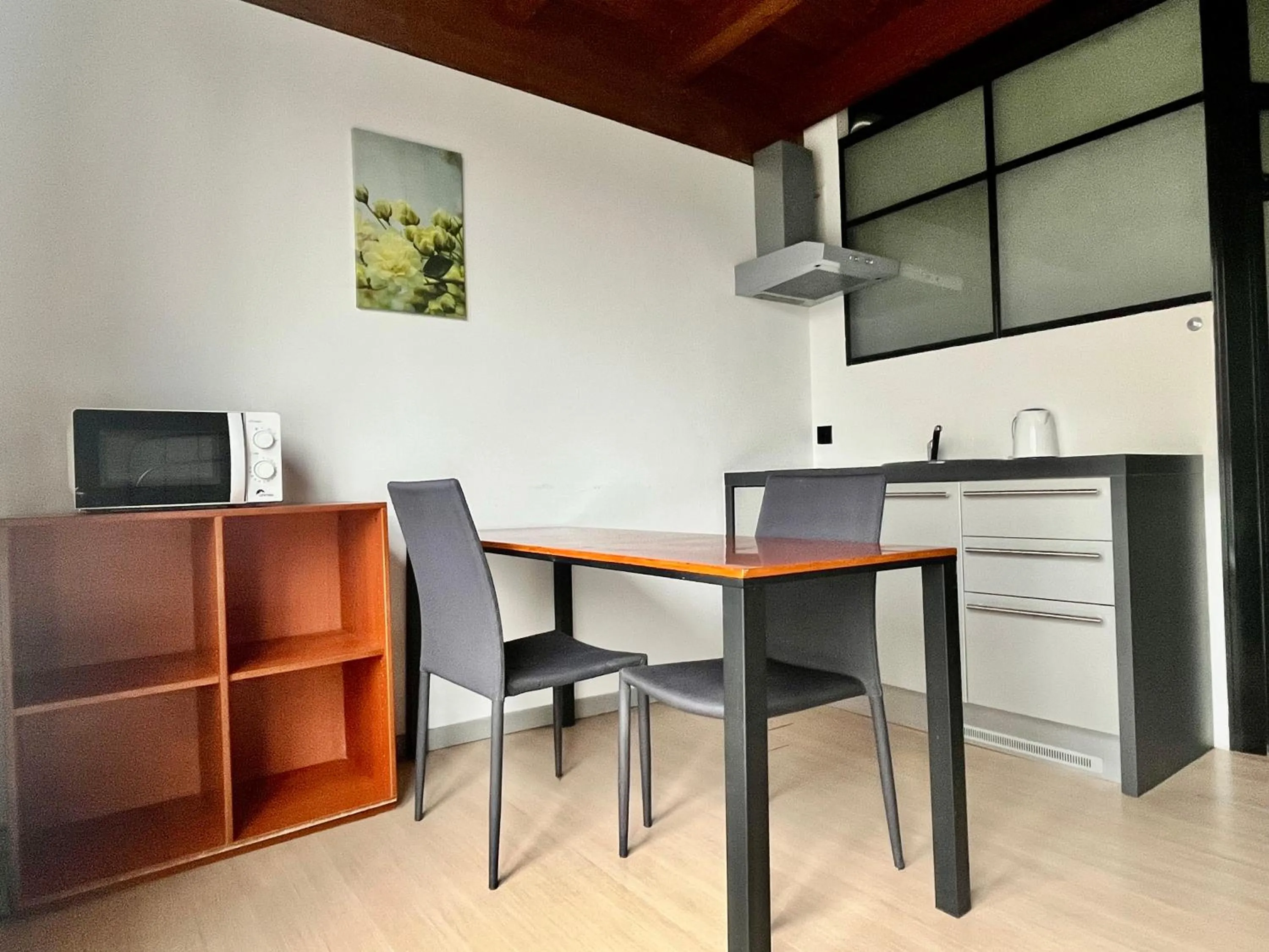 Kitchen or kitchenette in GuestHouse University by LR - self check in