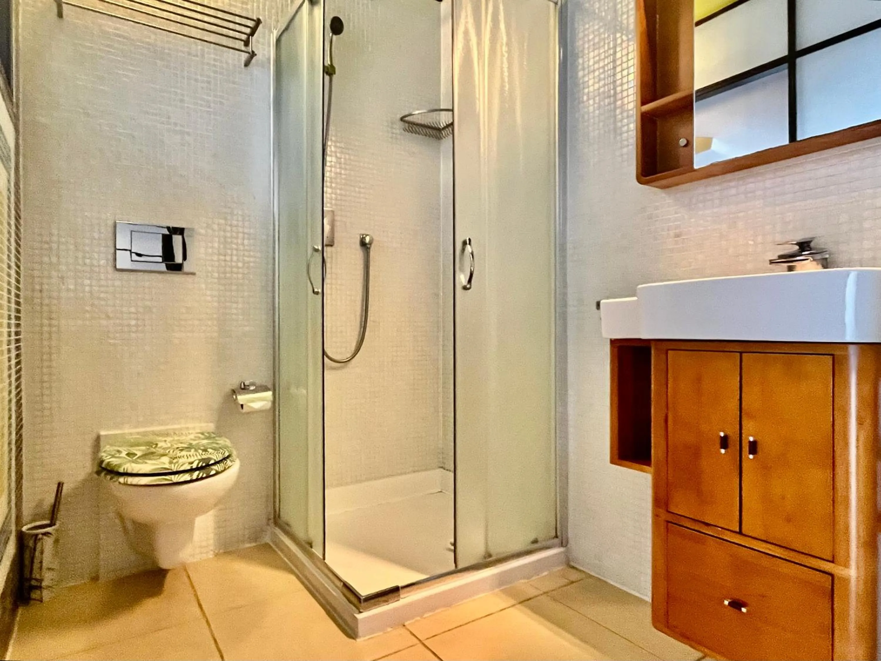 Shower in GuestHouse University by LR - self check in