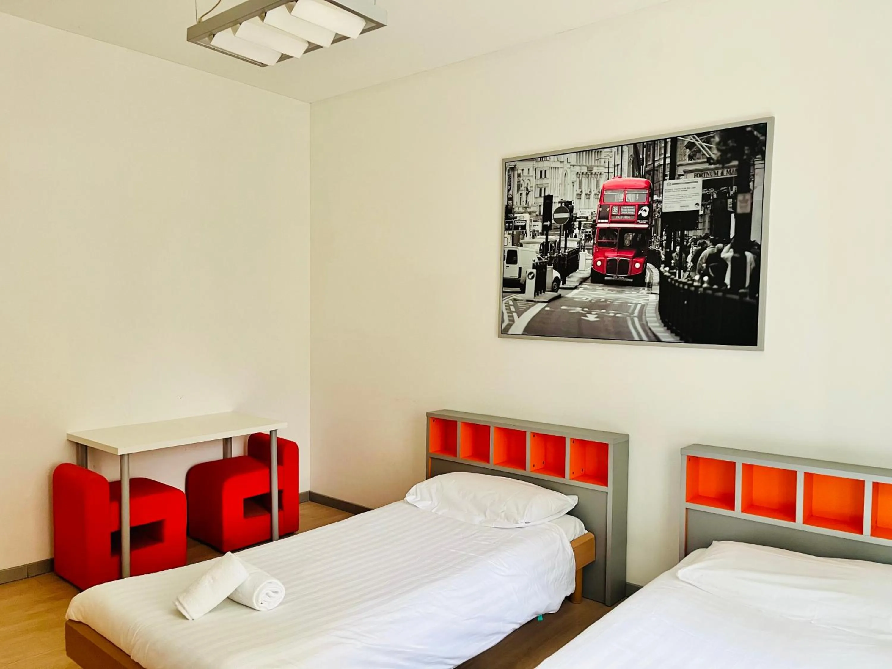 Photo of the whole room, Bed in GuestHouse University by LR - self check in