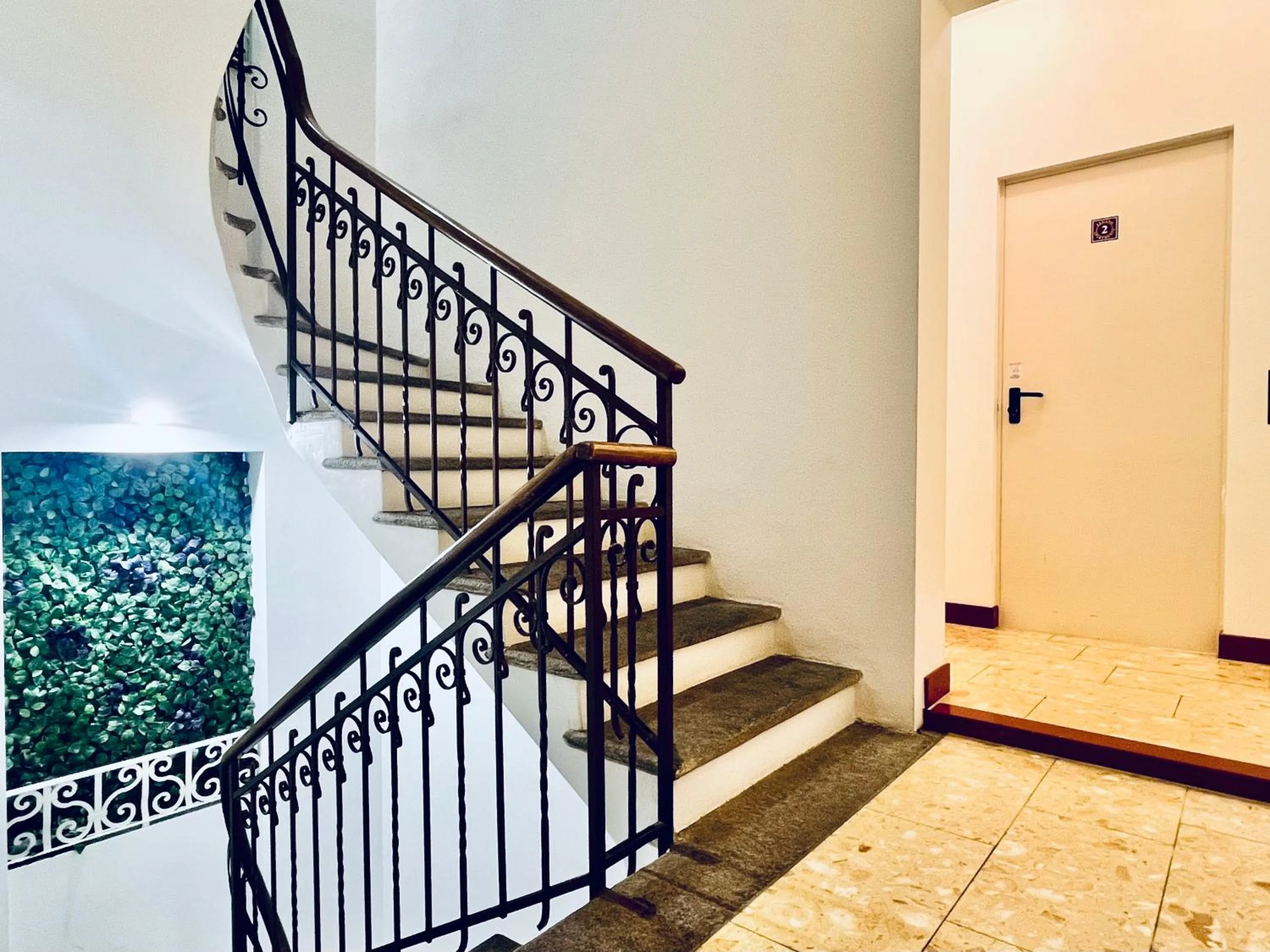 Text overlay in GuestHouse University by LR - self check in