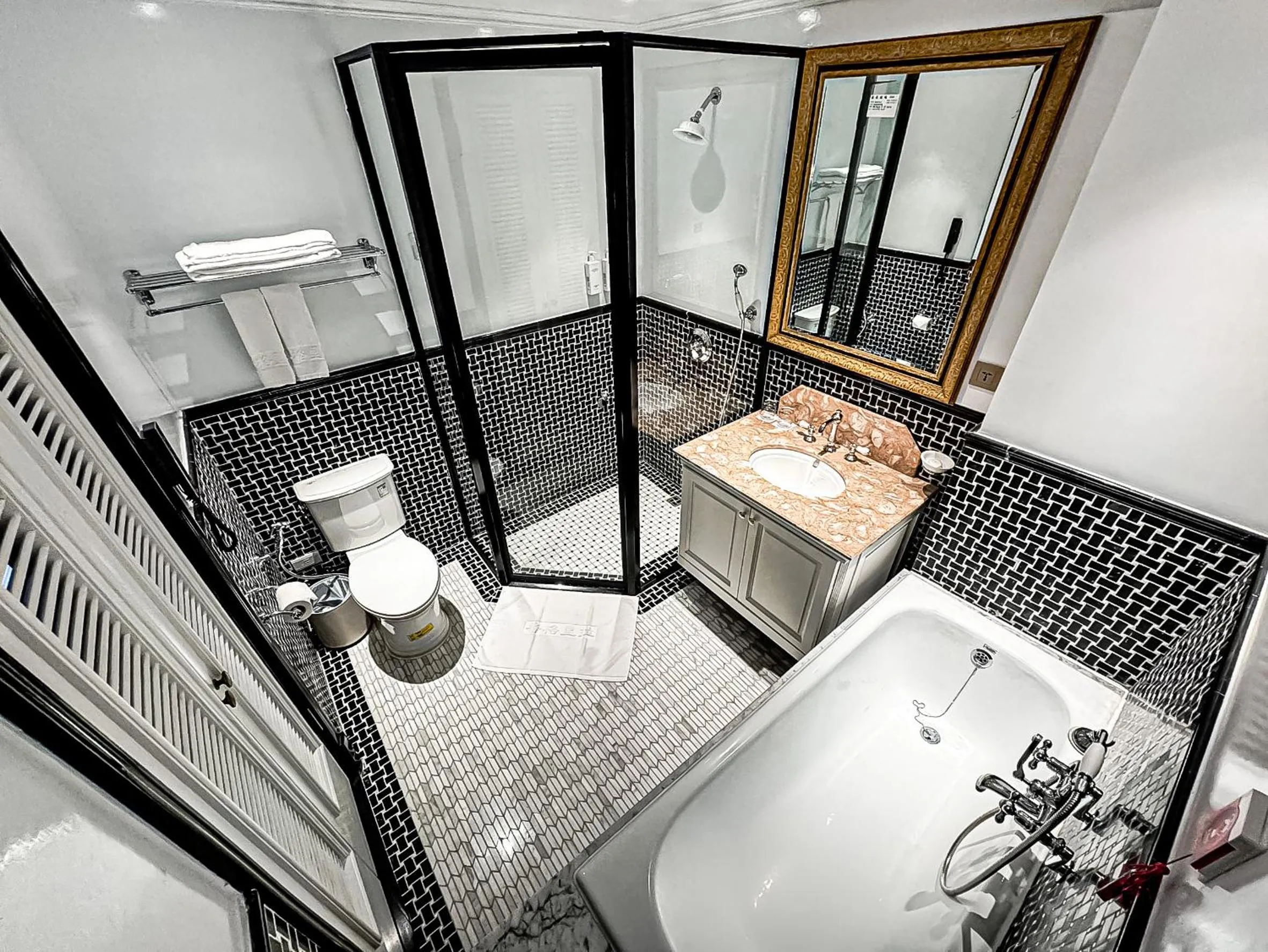 Bathroom in Shangrila Boutique Hotel