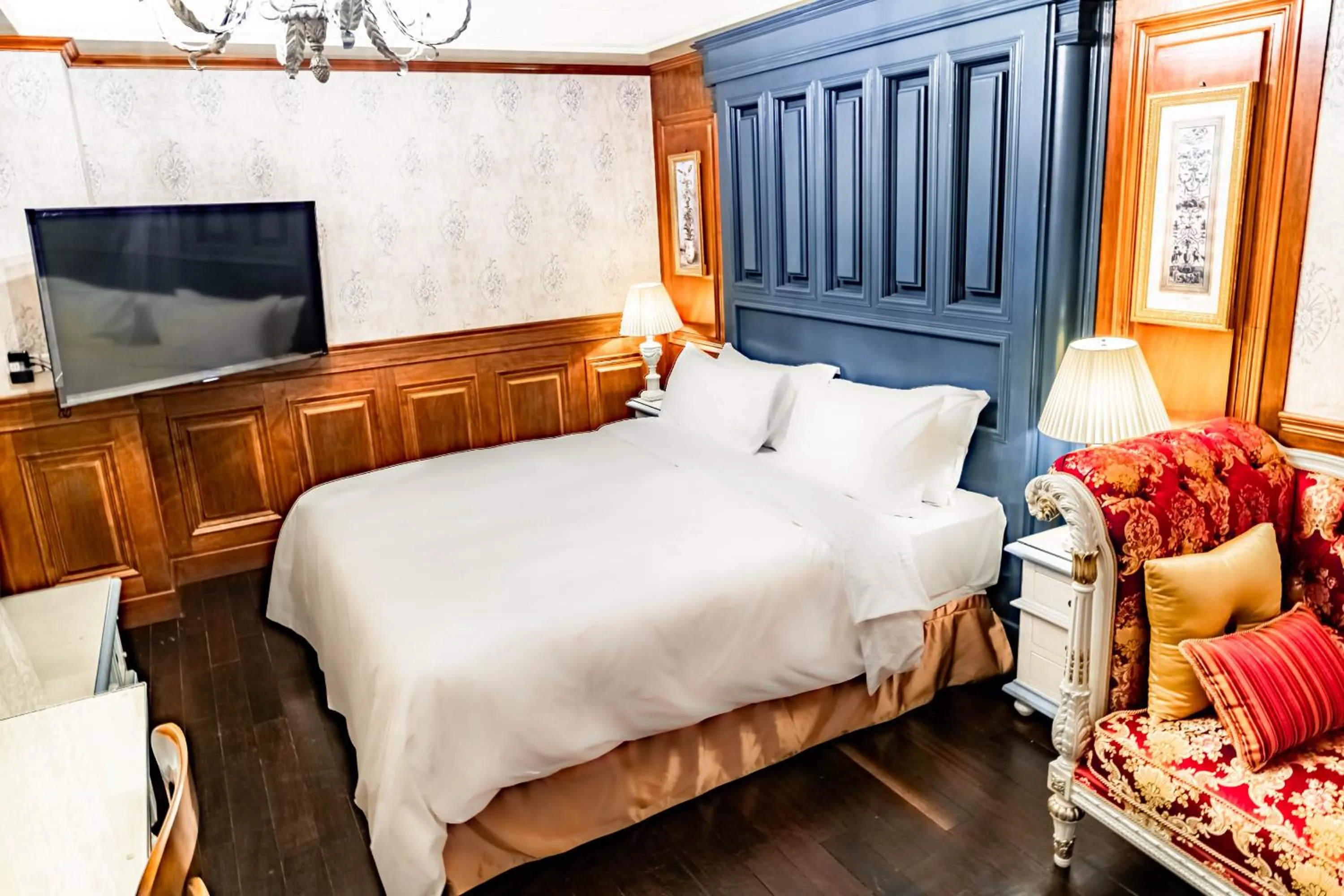 Photo of the whole room, Bed in Shangrila Boutique Hotel