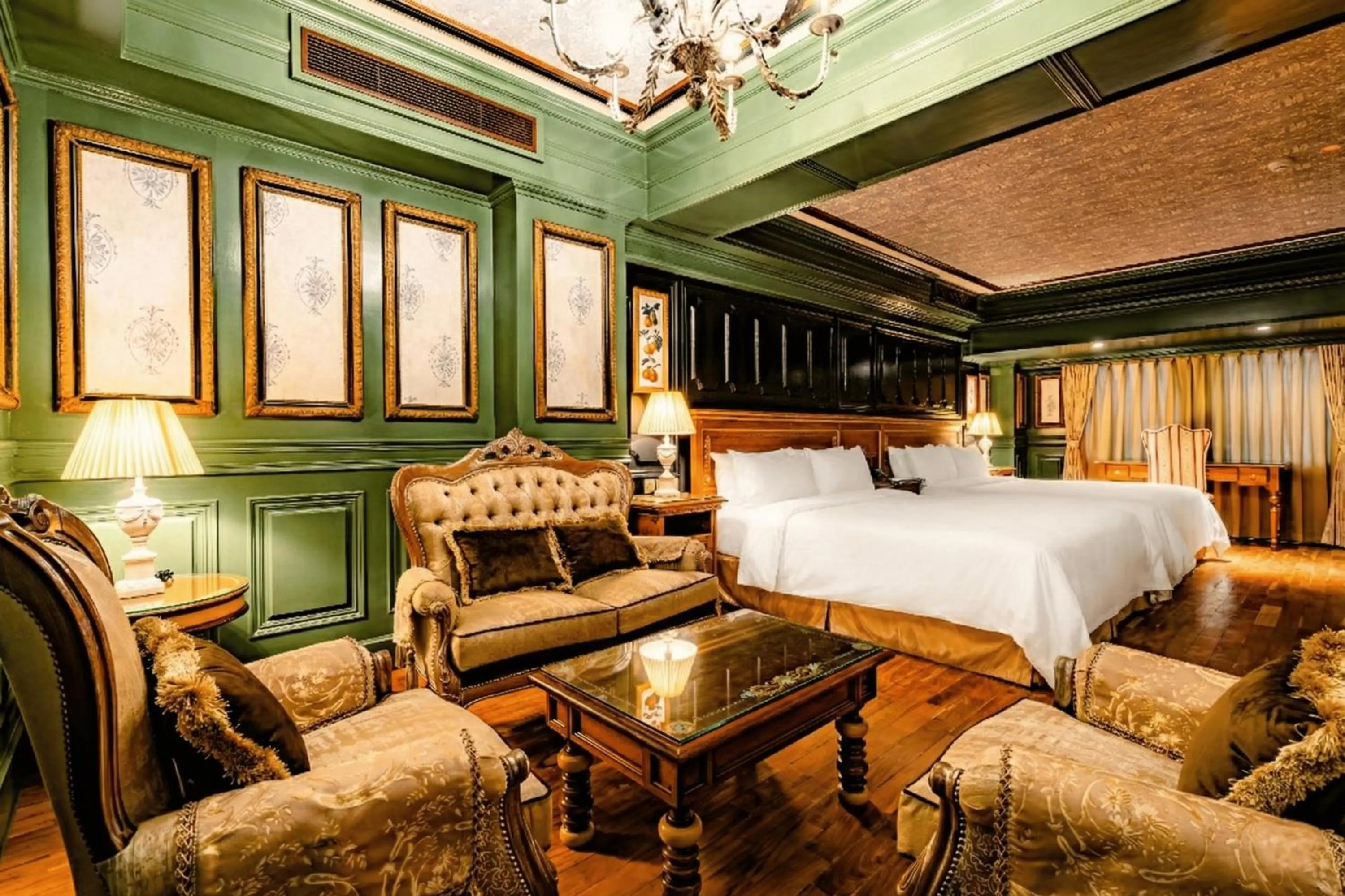 Bed in Shangrila Boutique Hotel