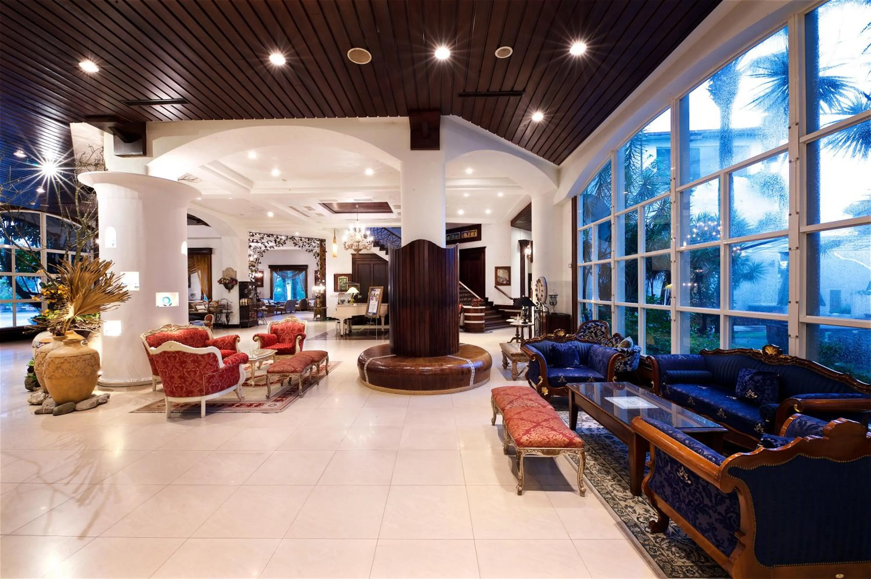 Communal lounge/ TV room in Shangrila Boutique Hotel