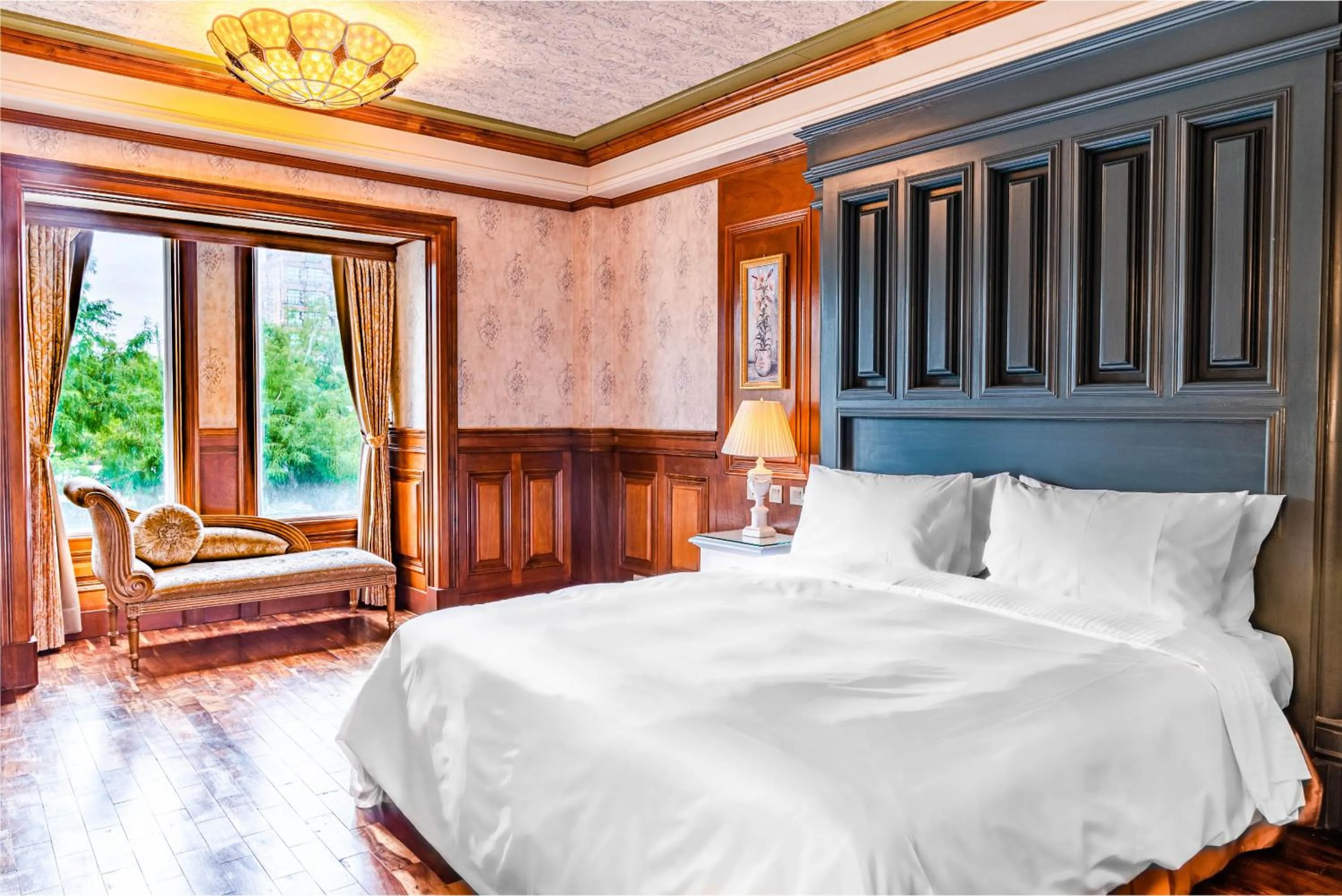 Photo of the whole room, Bed in Shangrila Boutique Hotel