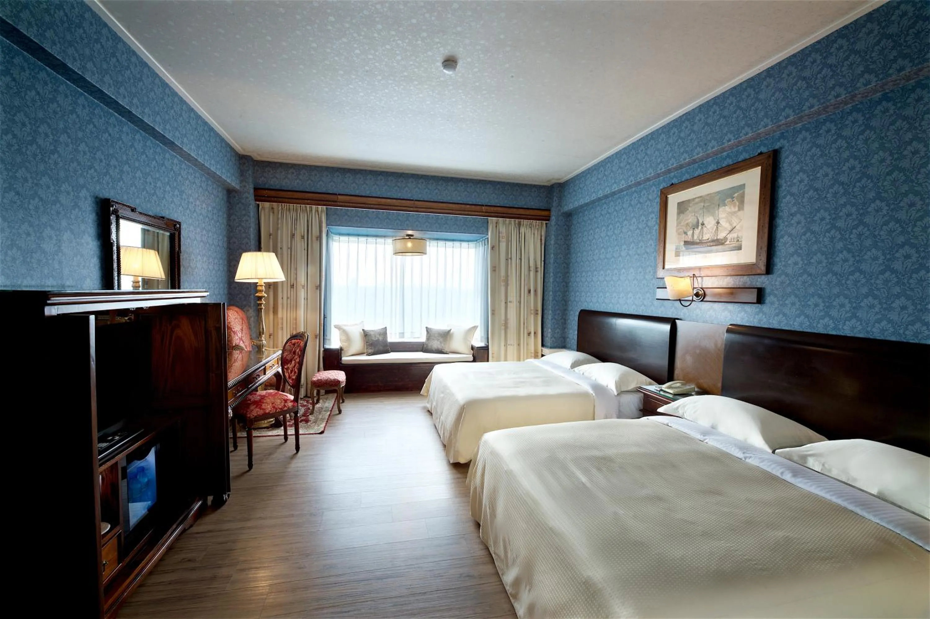 Bed in Shangrila Boutique Hotel