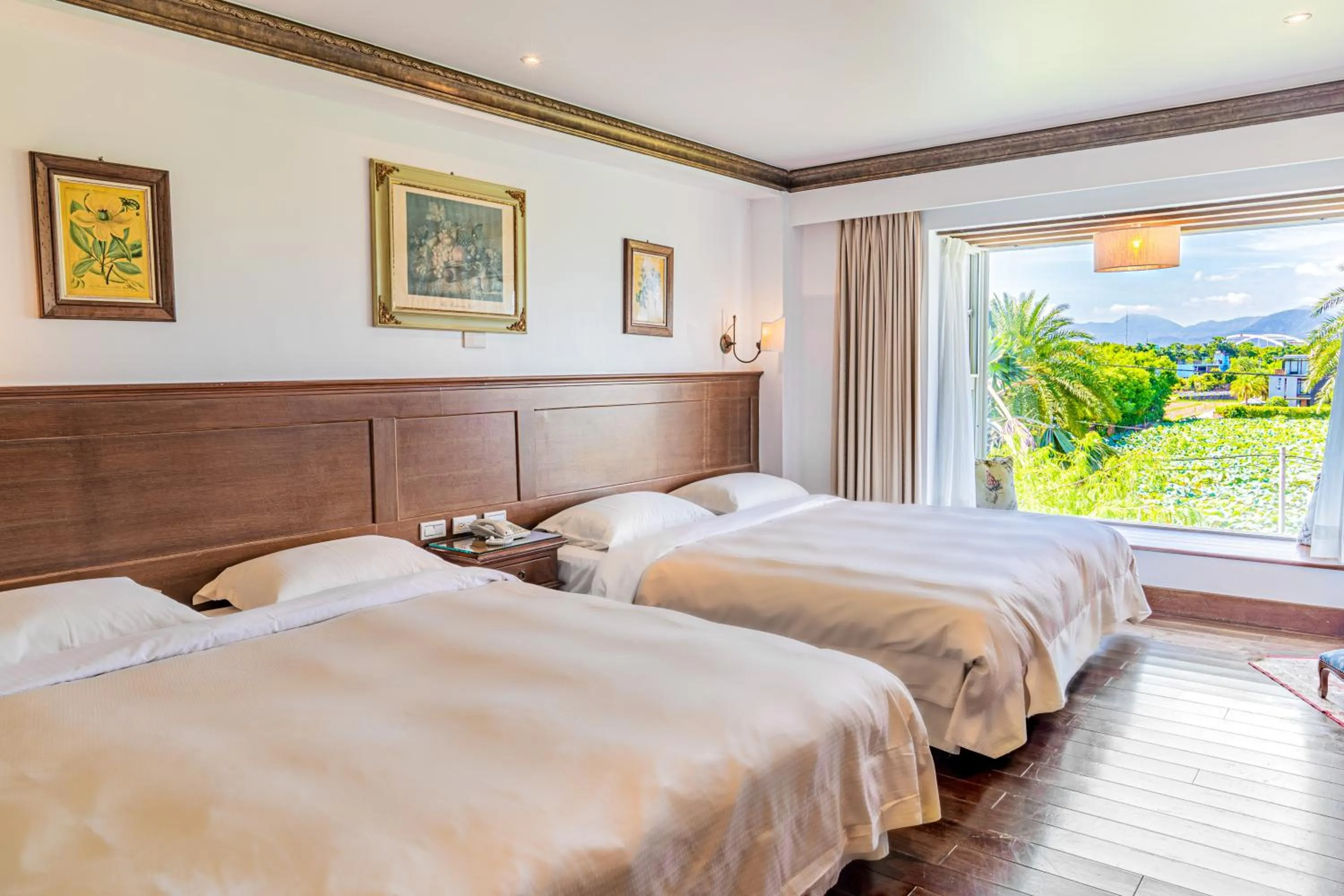 Bed in Shangrila Boutique Hotel