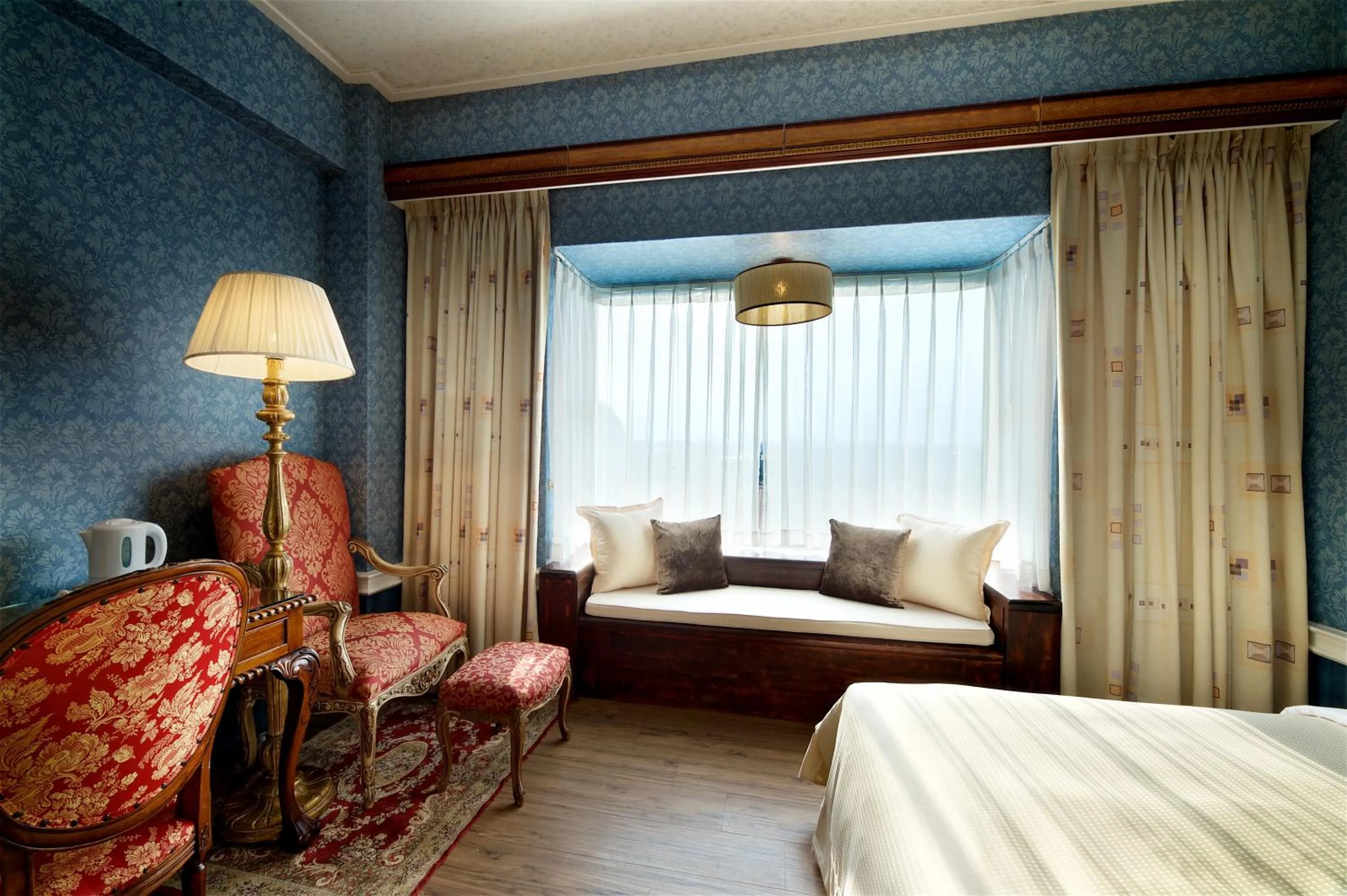 Bed in Shangrila Boutique Hotel