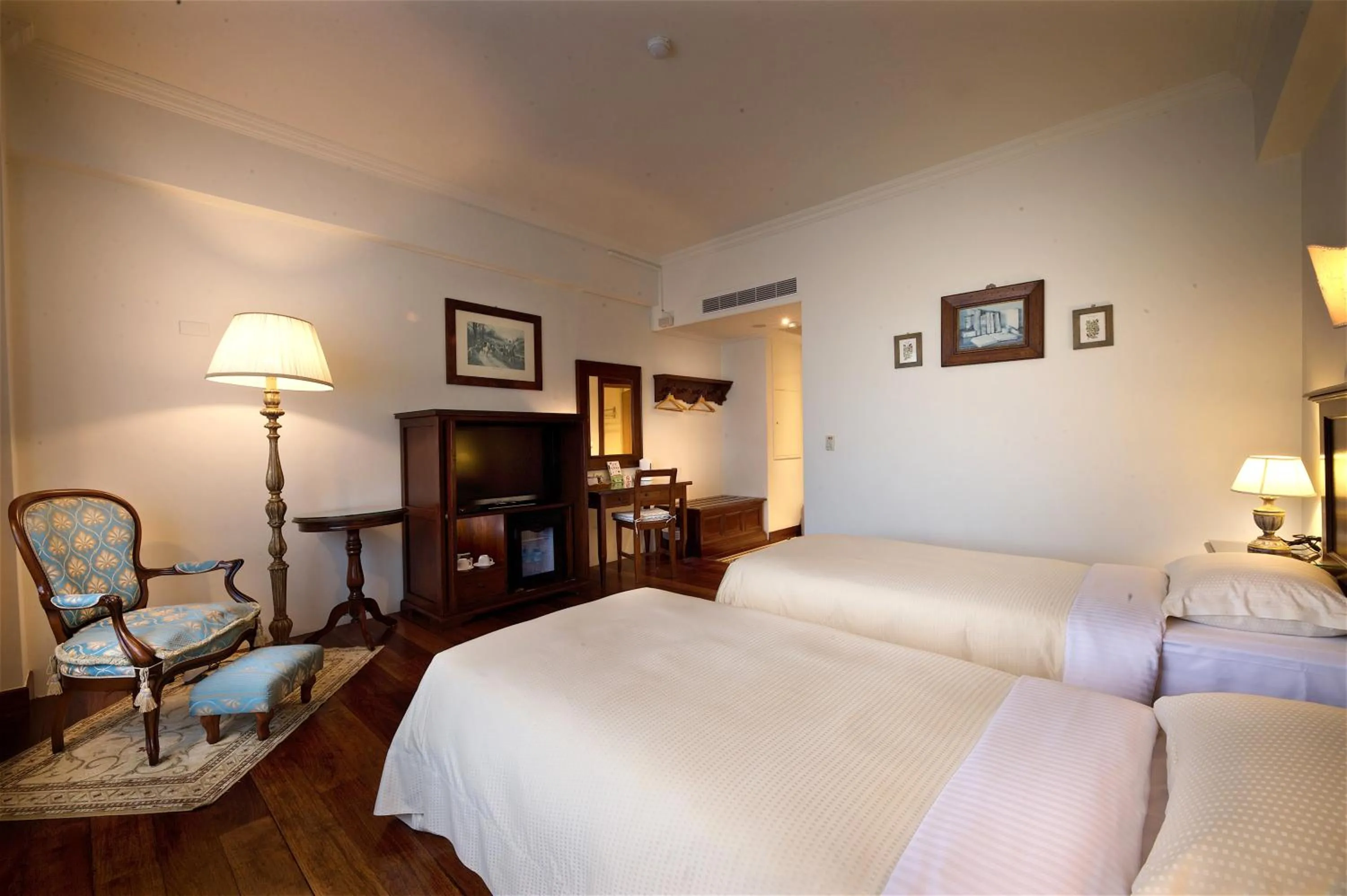 Bed in Shangrila Boutique Hotel