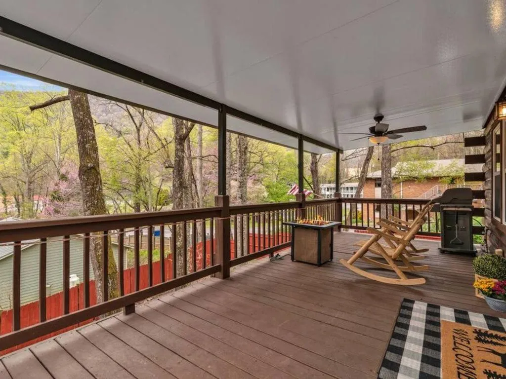 Balcony/Terrace in Soco Serene Cabin in the Heart of Maggie Valley