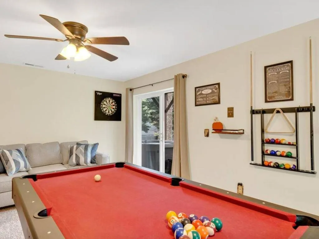 Billiard in Soco Serene Cabin in the Heart of Maggie Valley
