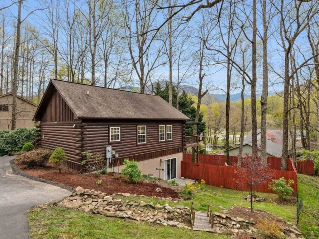 Property building in Soco Serene Cabin in the Heart of Maggie Valley