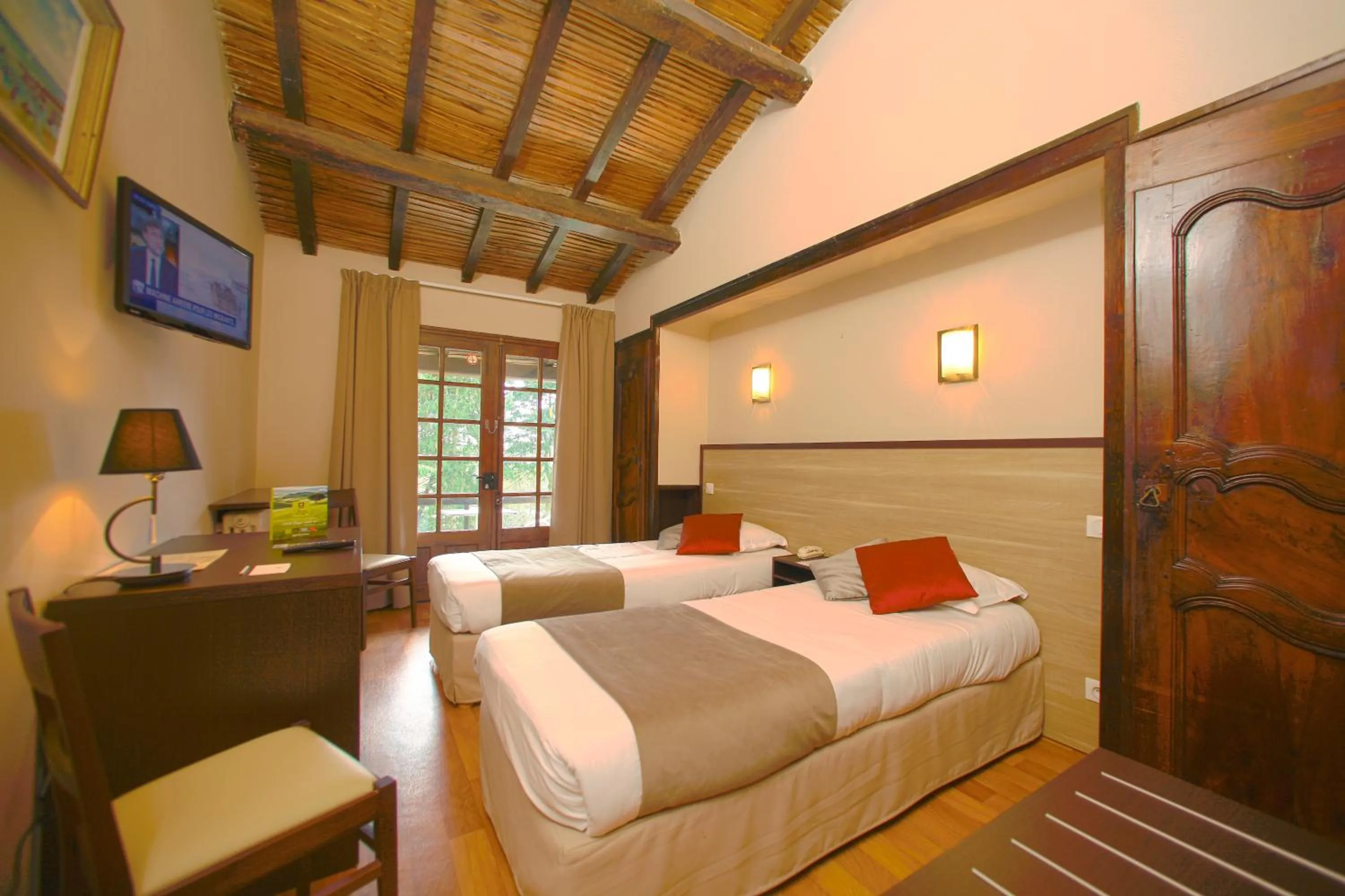 Bed in Logis Hôtel La Chaumière