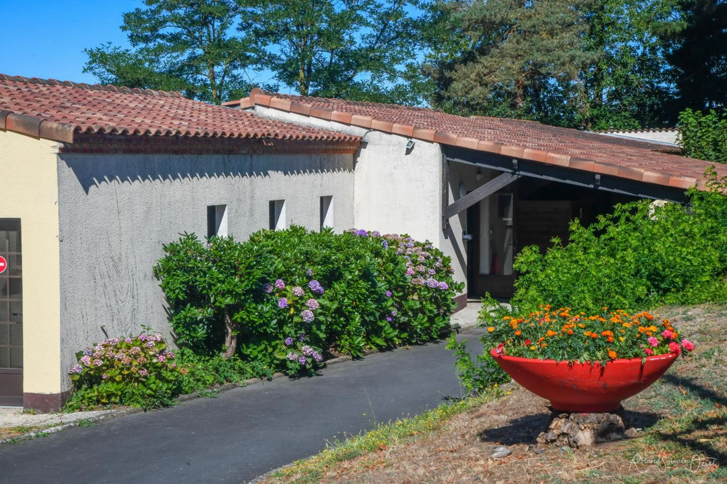 Facade/entrance in Logis Hôtel La Chaumière