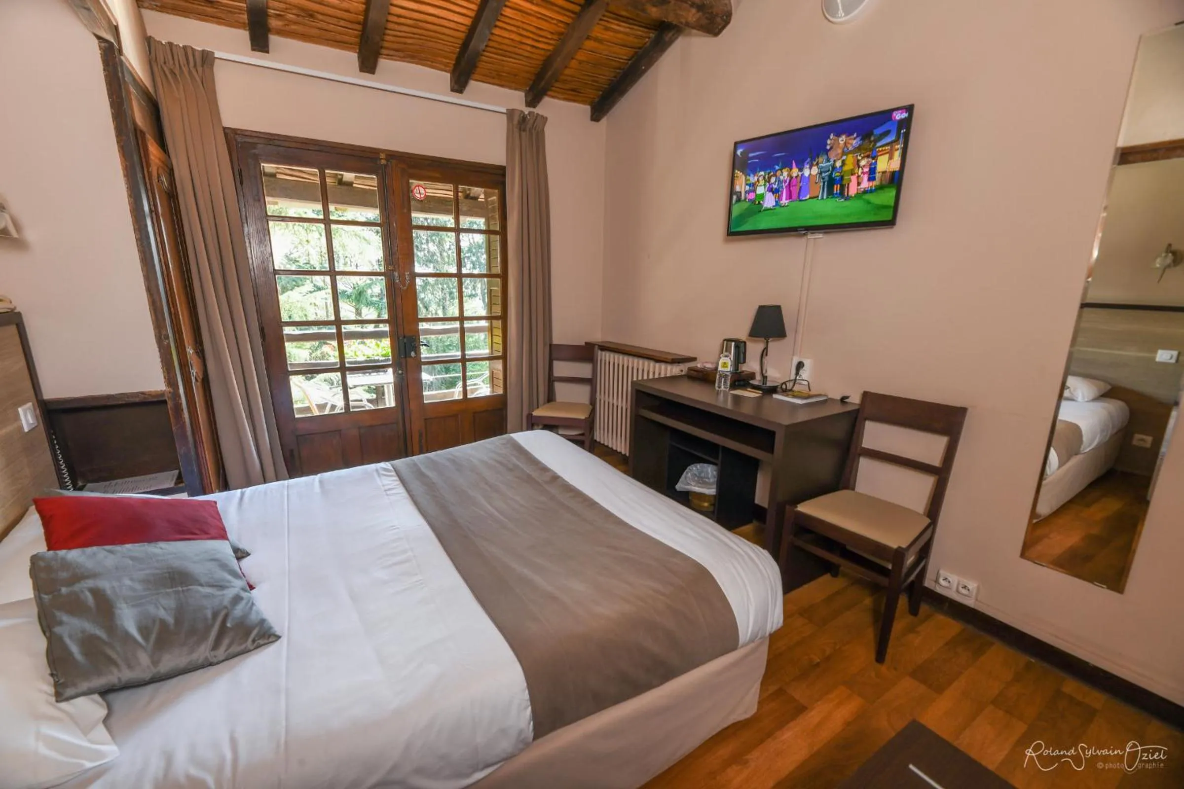 Patio, Bed in Logis Hôtel La Chaumière