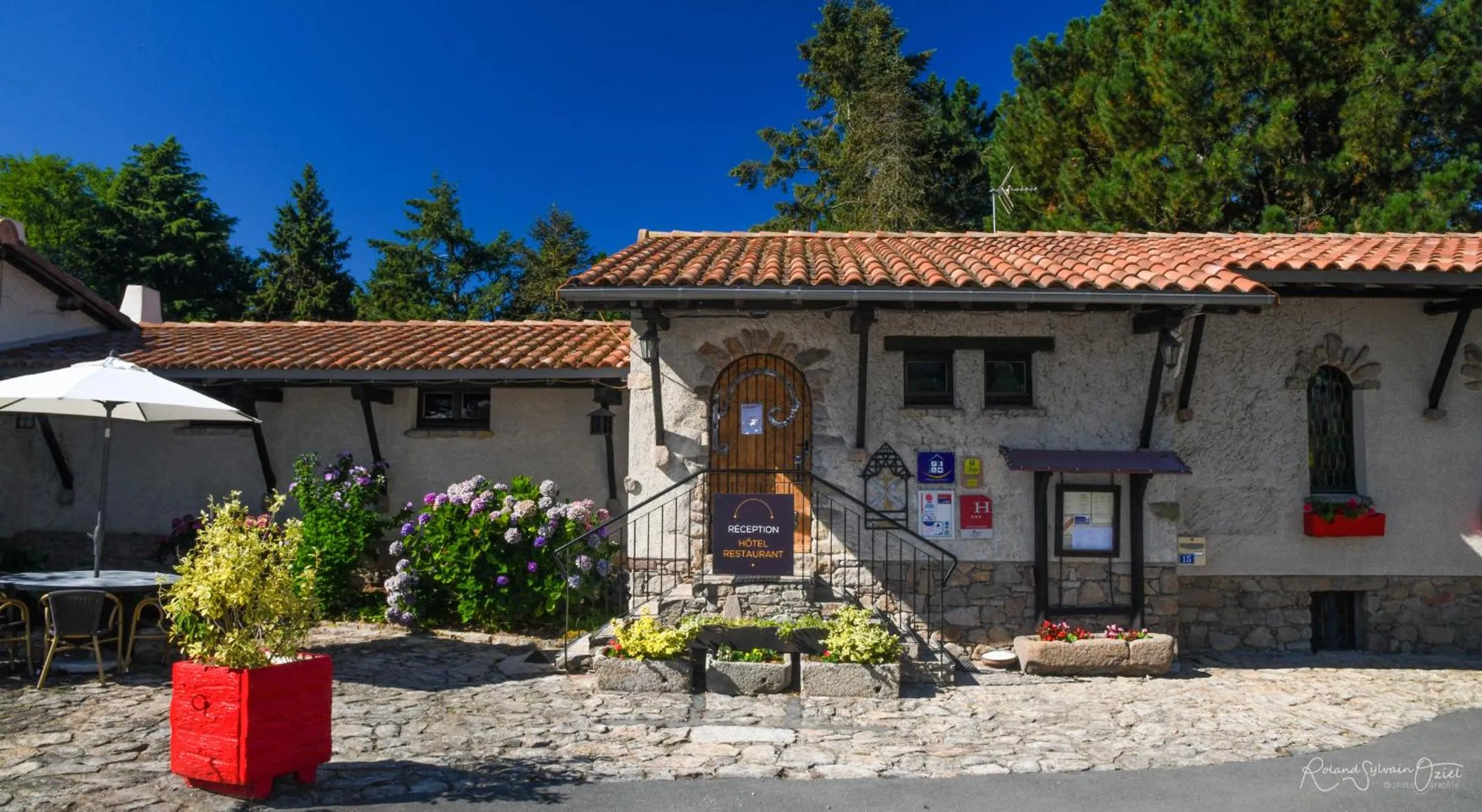 Facade/entrance in Logis Hôtel La Chaumière