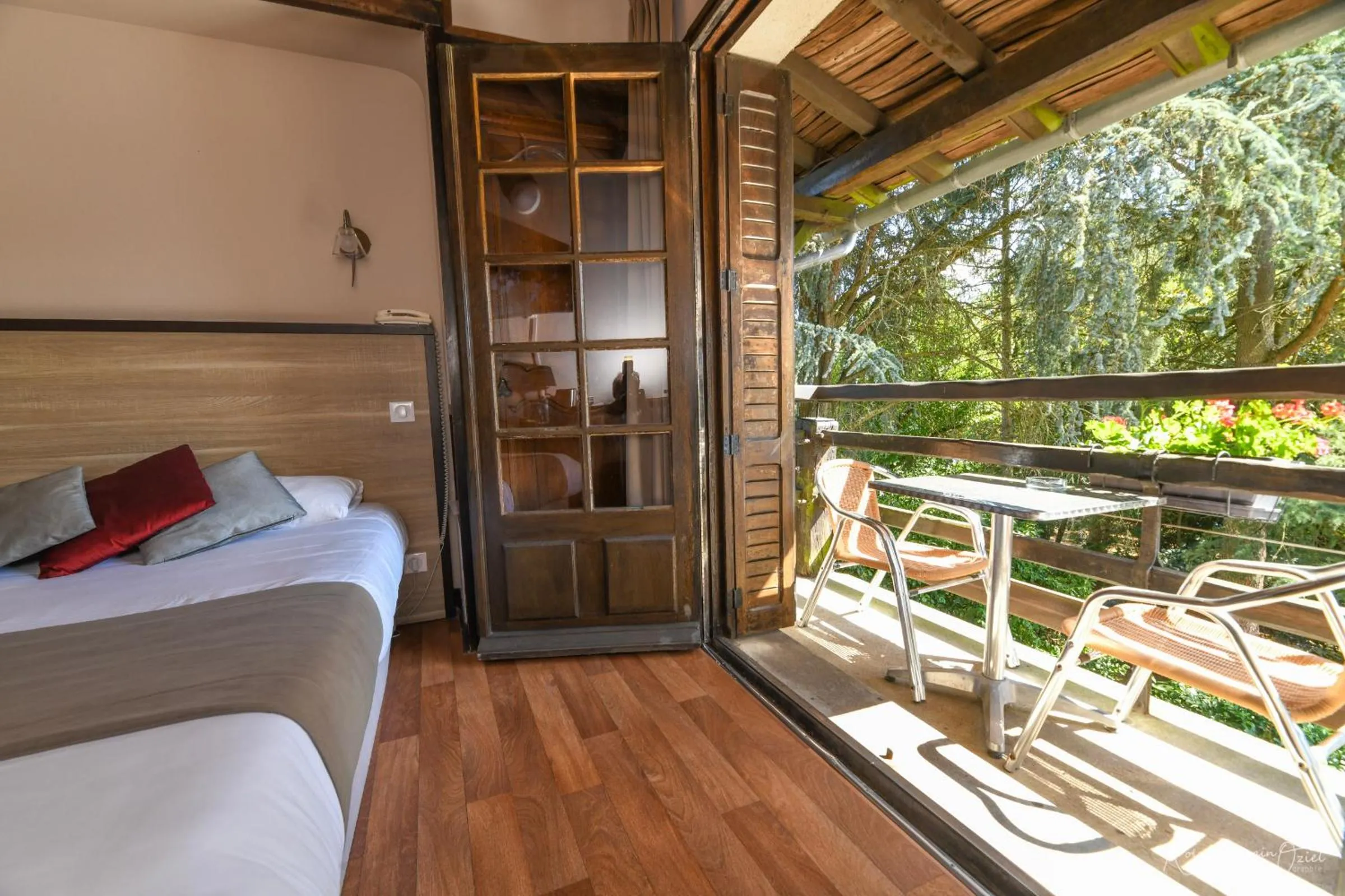 Balcony/Terrace, Bed in Logis Hôtel La Chaumière