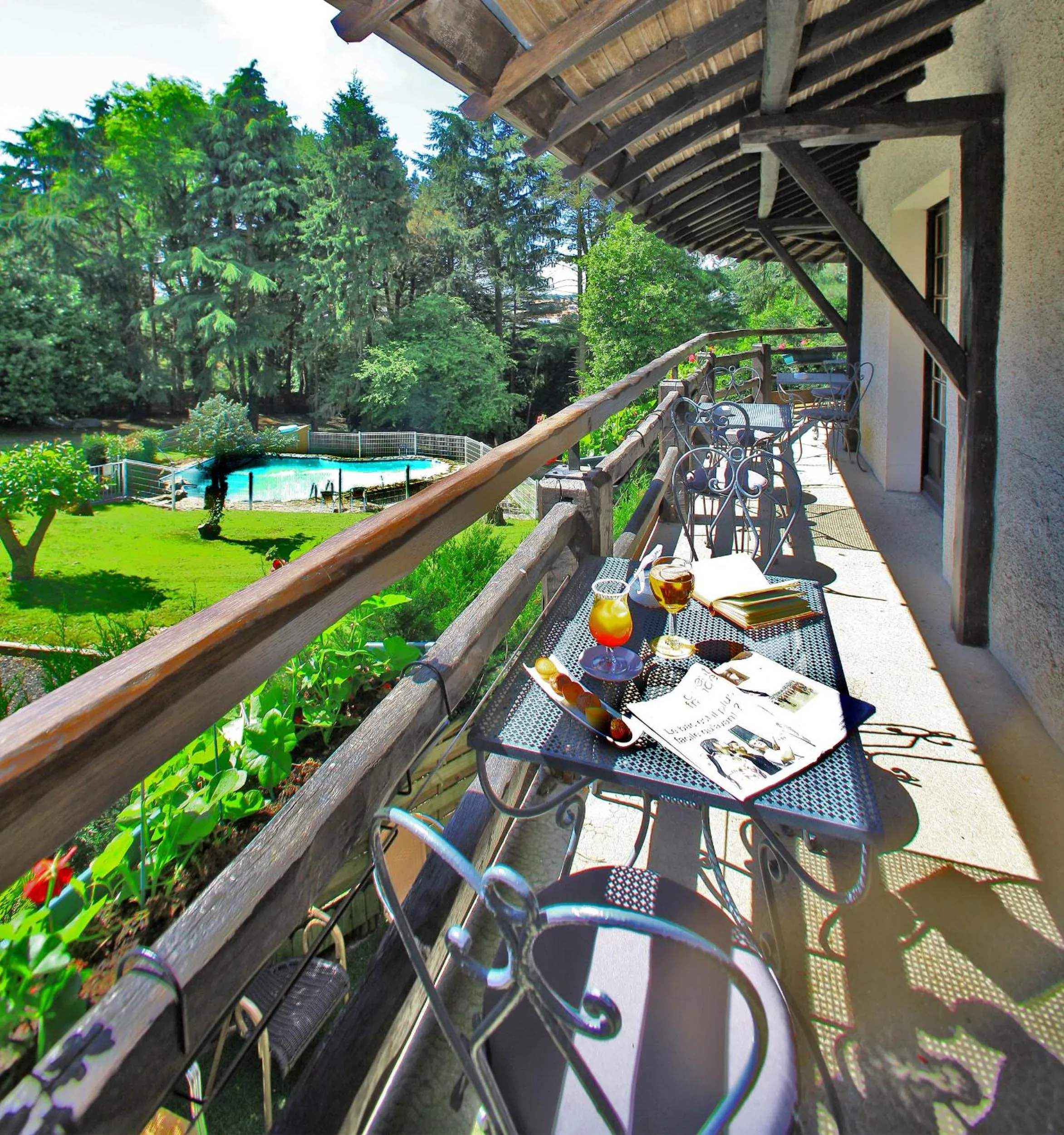 Garden in Logis Hôtel La Chaumière