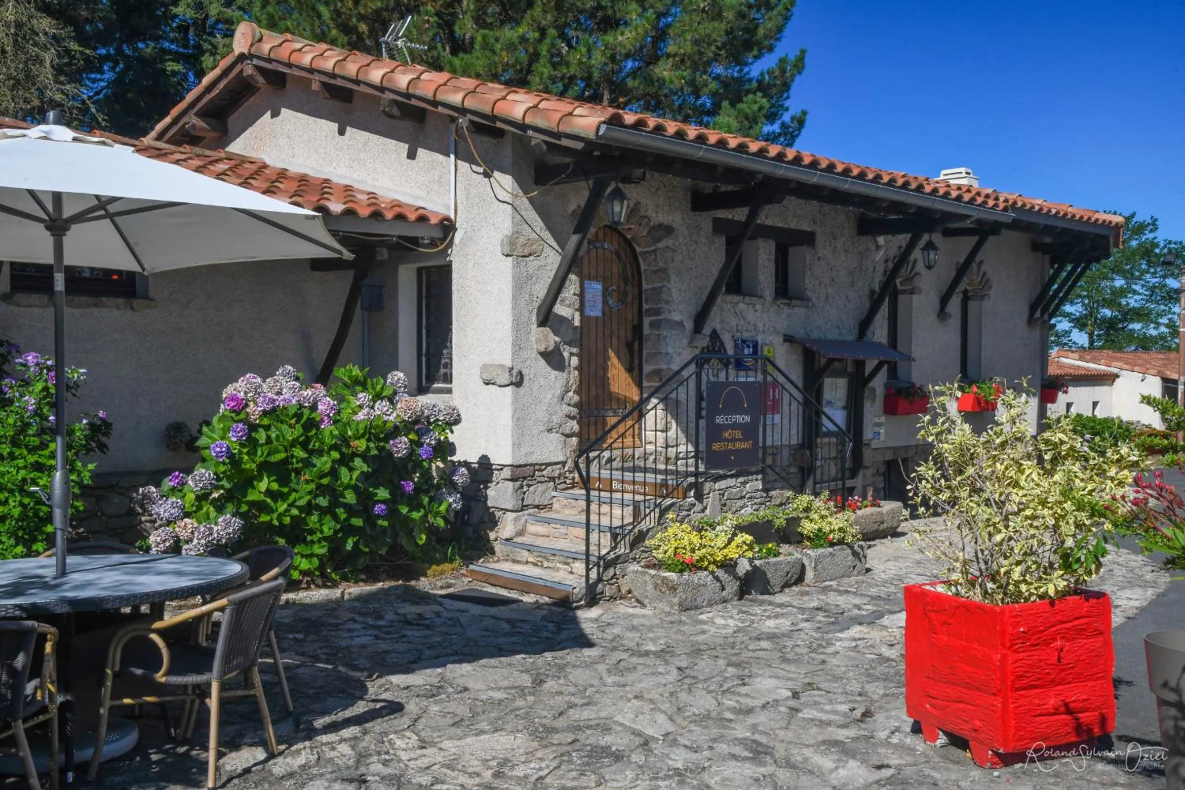 Facade/entrance in Logis Hôtel La Chaumière