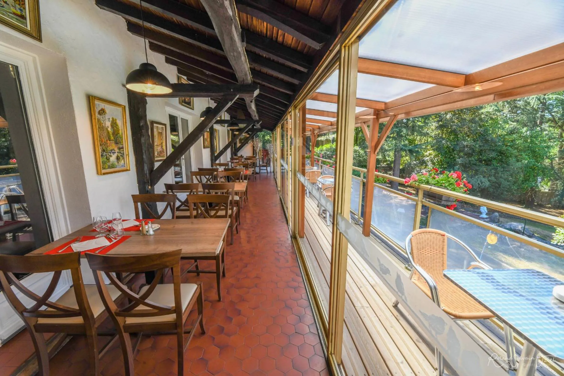 Patio in Logis Hôtel La Chaumière