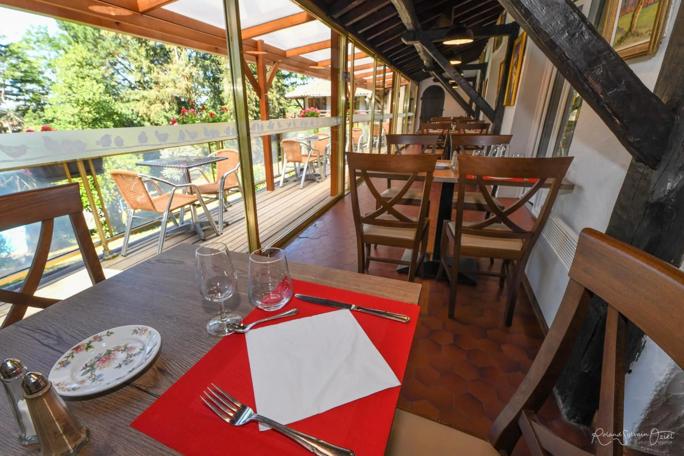 Patio in Logis Hôtel La Chaumière