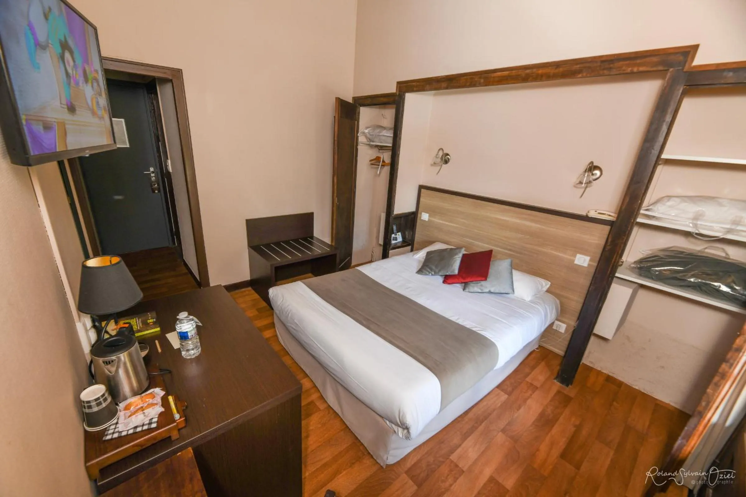 Photo of the whole room, Bed in Logis Hôtel La Chaumière