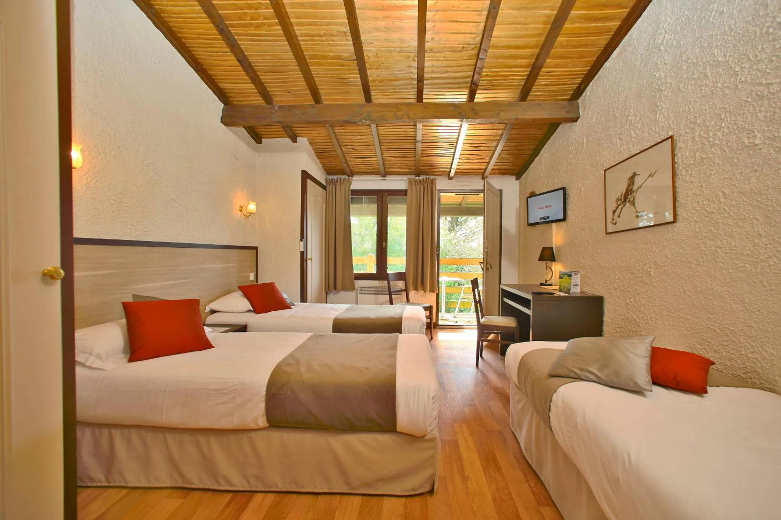 Swimming pool, Bed in Logis Hôtel La Chaumière