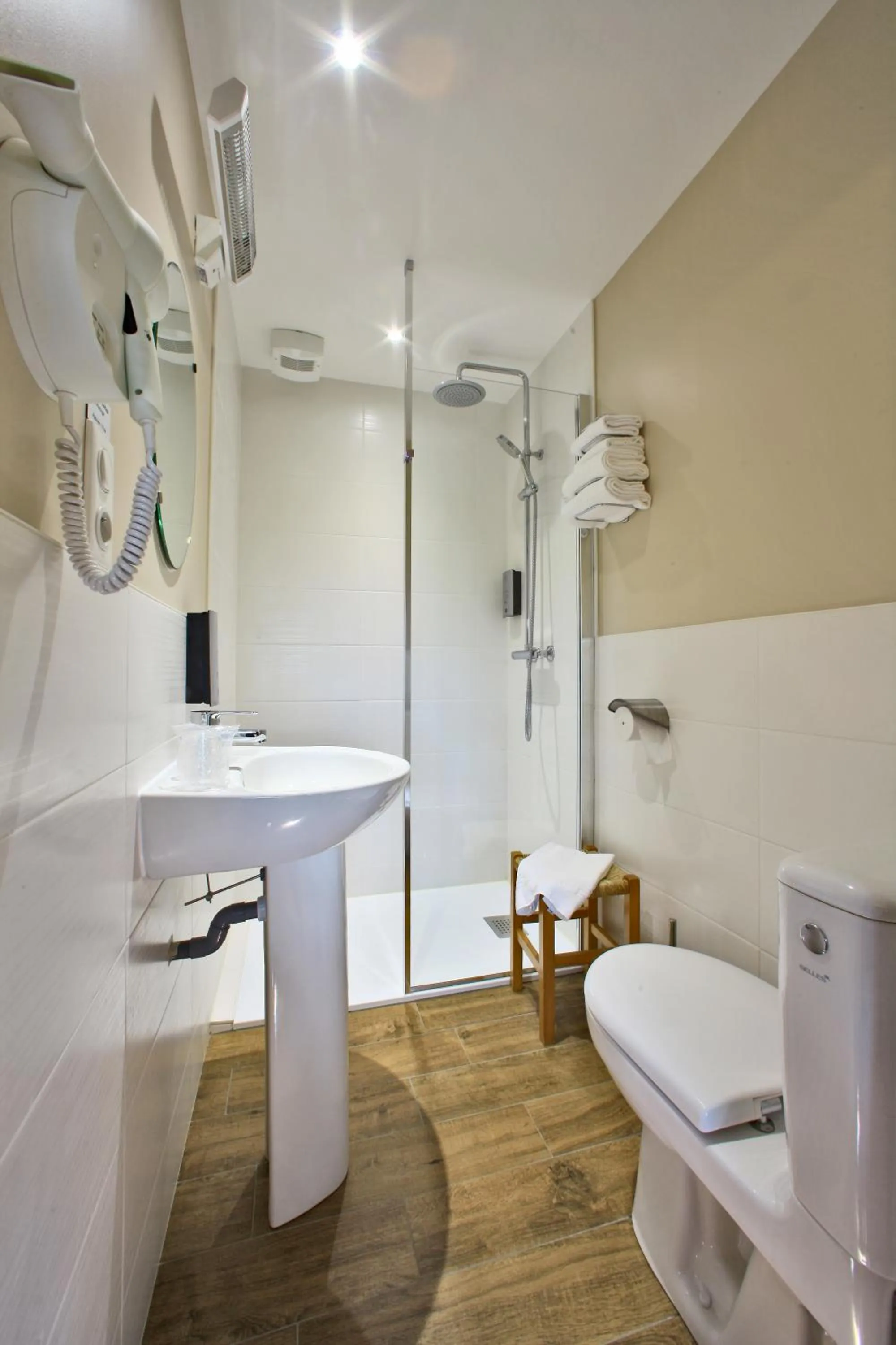 Shower in Logis Hôtel La Chaumière