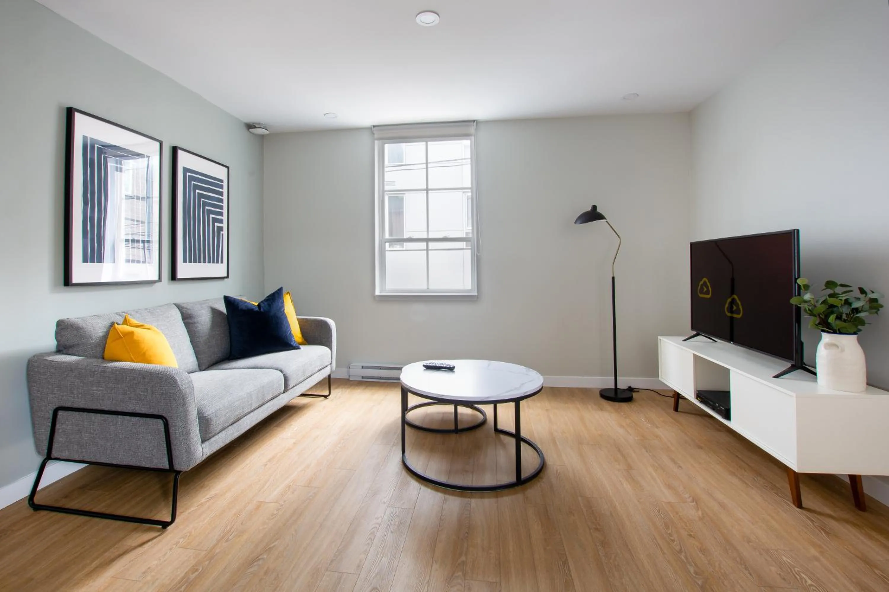 TV and multimedia in Appart hôtel Le Saint-Anselme