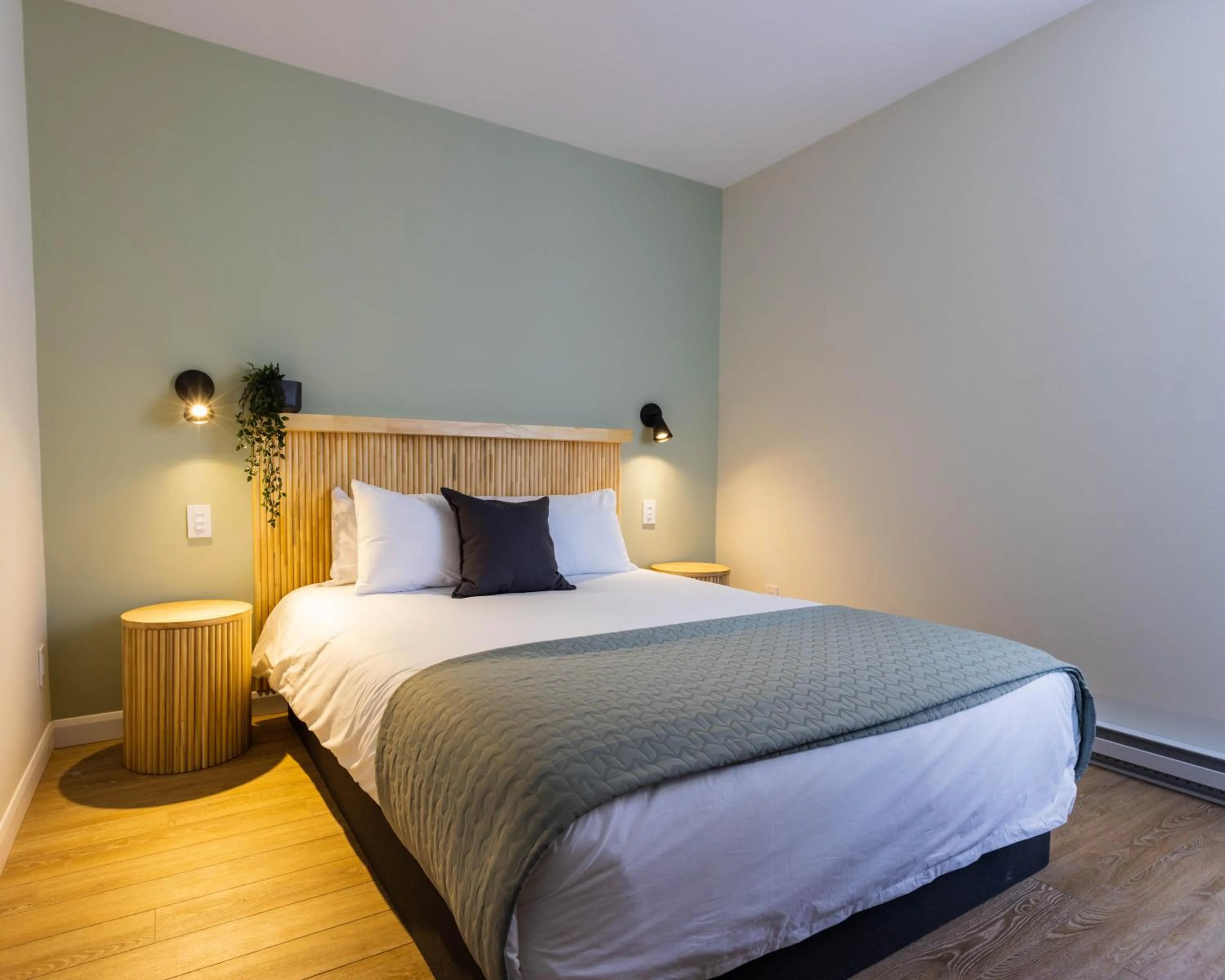 Bedroom, Bed in Appart hôtel Le Saint-Anselme